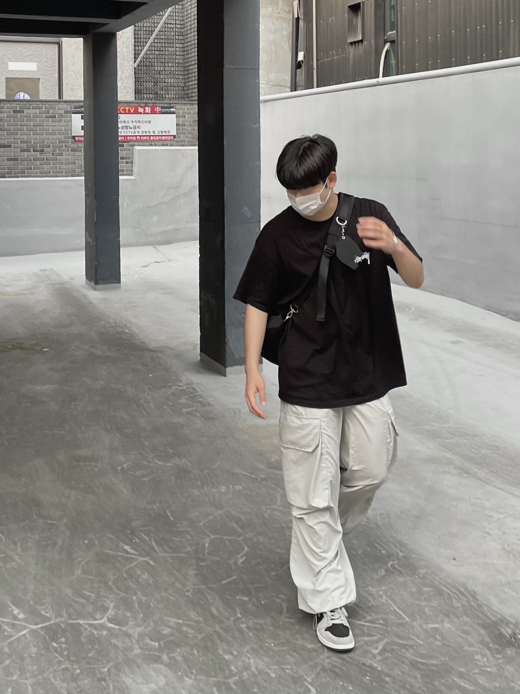 Stussy Fuzzy Dice T-Shirt Black, Jordan 1 Retro High OG Shadow 2.0 착용 스타일 - 3
