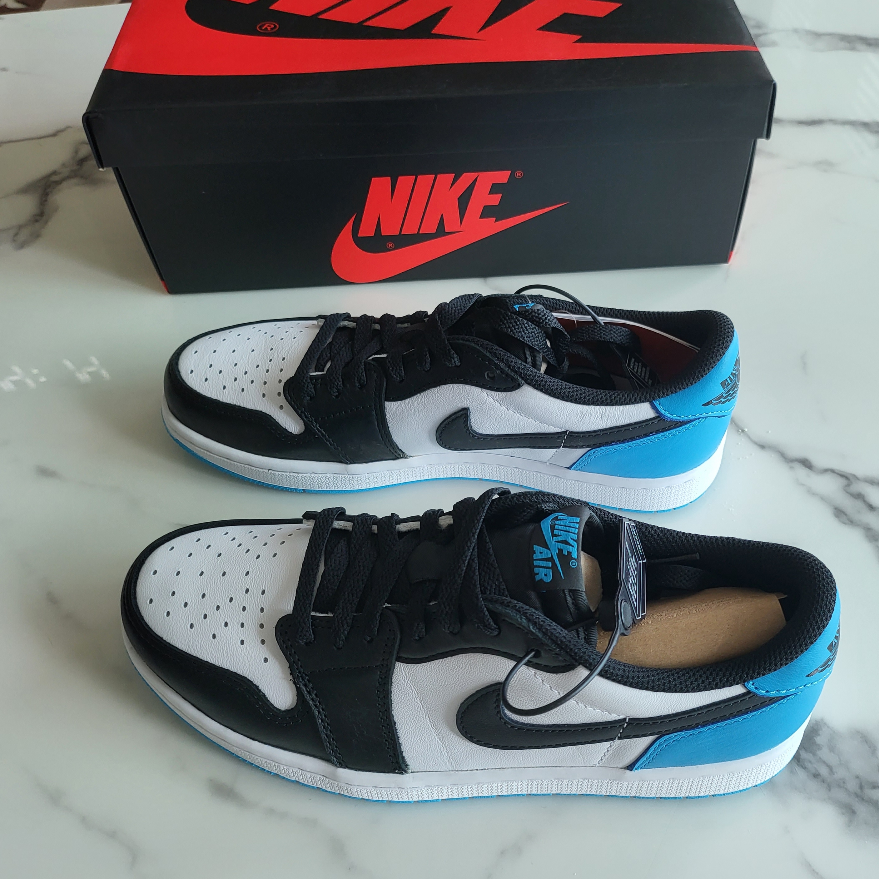 Jordan 1 Retro Low OG Black and Dark Powder Blue 착용 스타일 - 2
