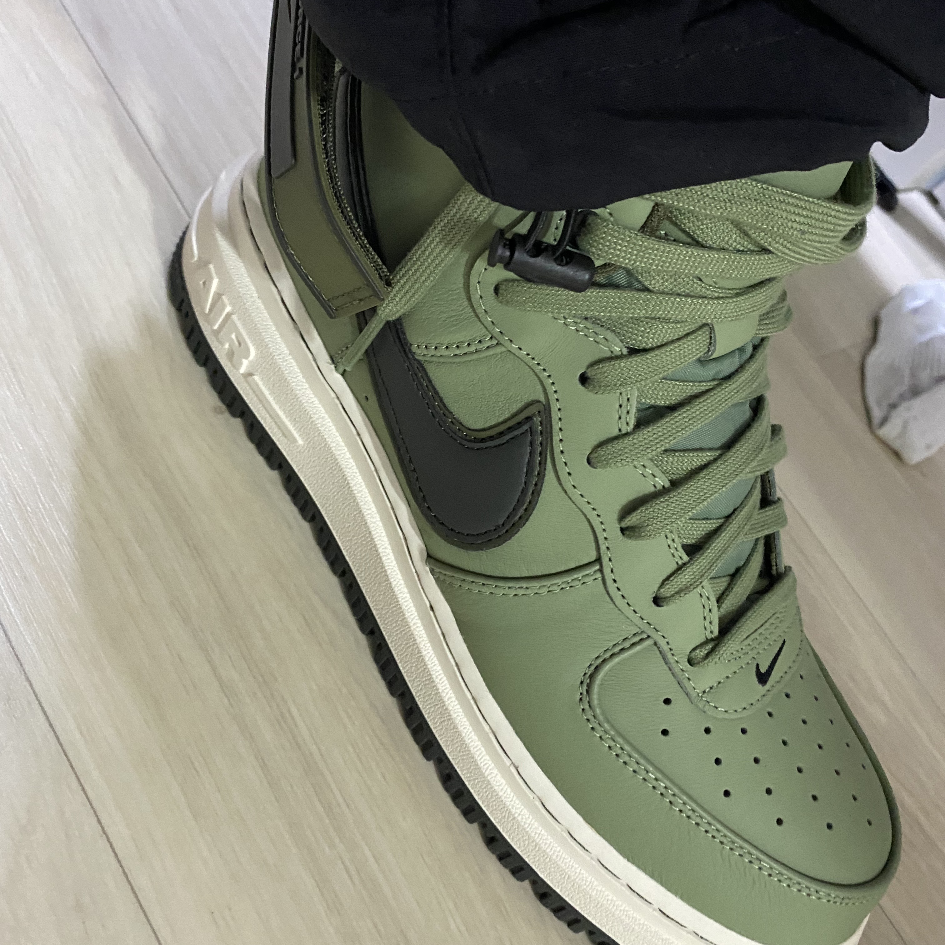 Nike Air Force 1 '07 Low White, Nike Air Force 1 Boot Oil Green 착용 스타일 - 1