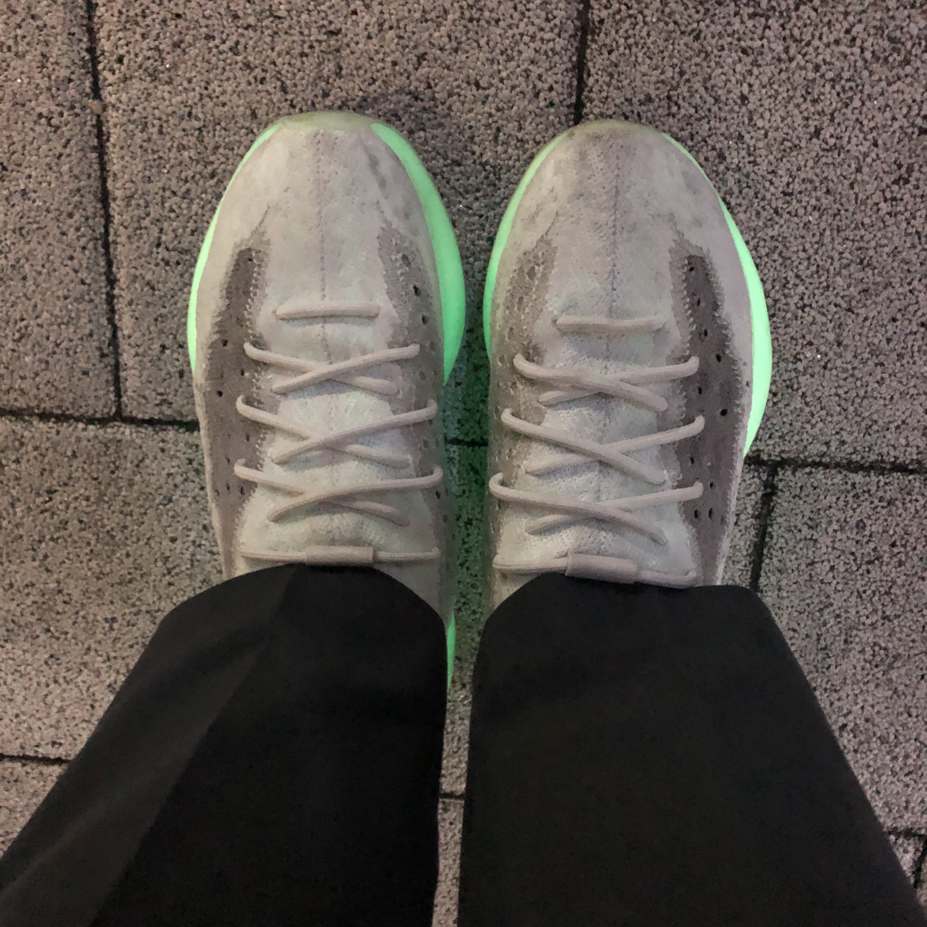 Adidas Yeezy Boost 380 Calcite Glow, Nike Dunk Low Retro PRM Halloween 착용 스타일 - 1