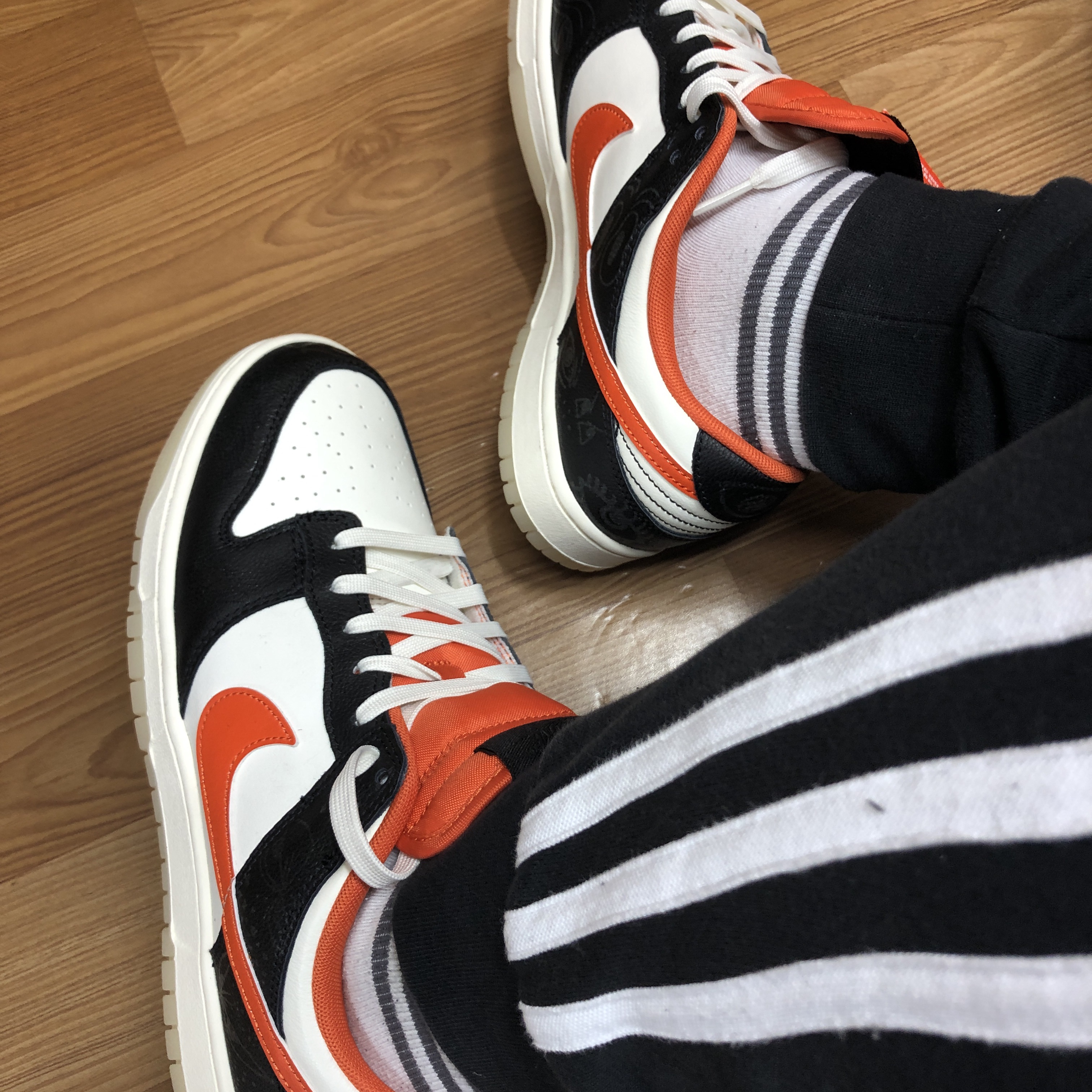 Adidas Yeezy Boost 380 Calcite Glow, Nike Dunk Low Retro PRM Halloween 착용 스타일 - 4