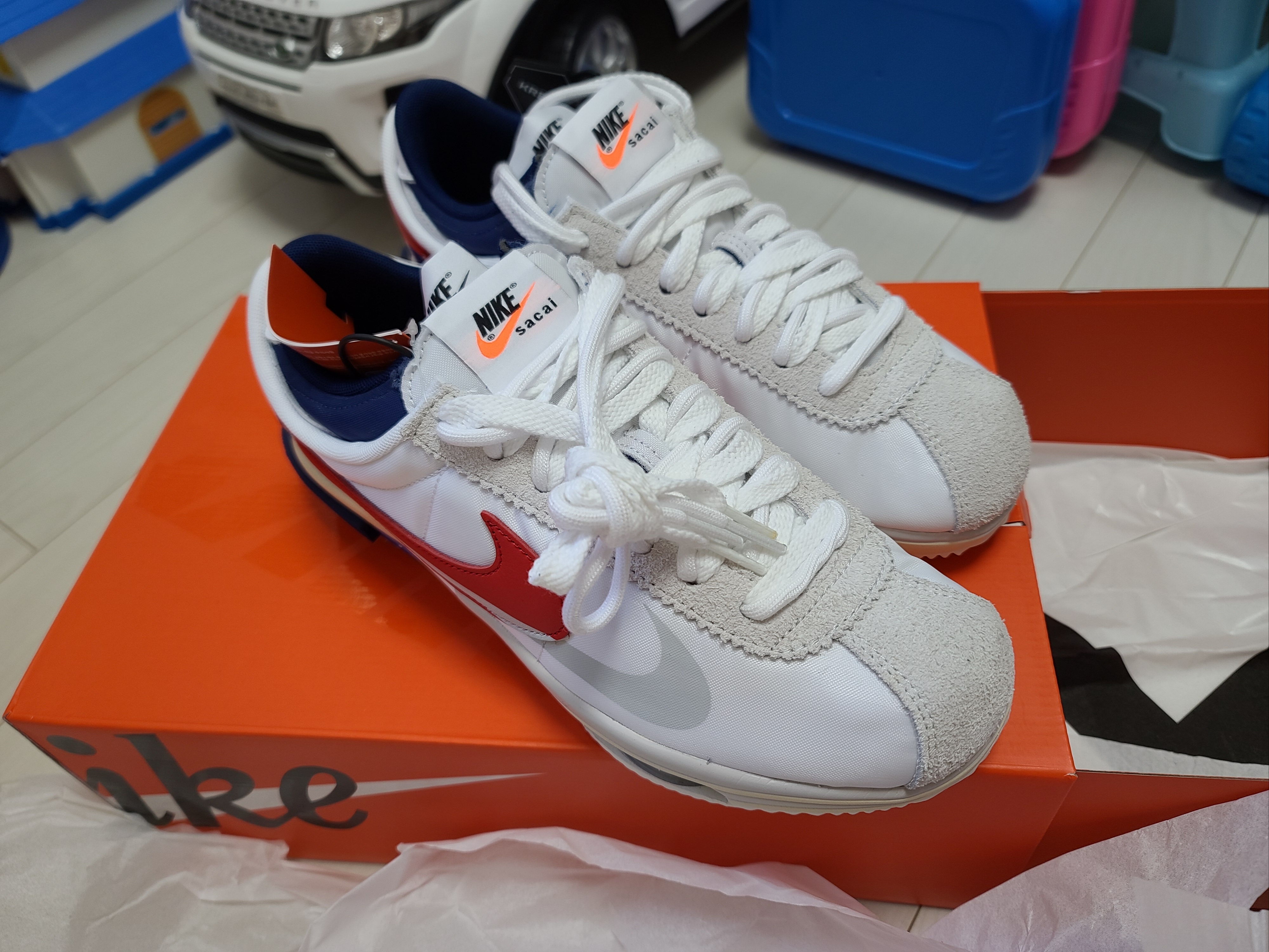 Nike x Sacai Zoom Cortez SP White and University Red 착용 스타일 - 1
