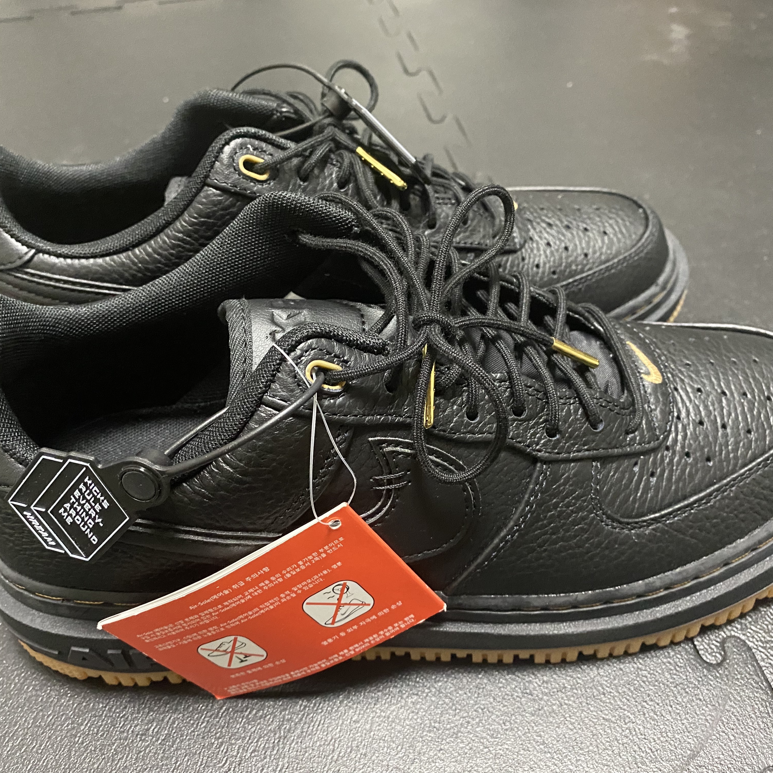 Nike Air Force 1 Luxe Black 착용 스타일 - 3
