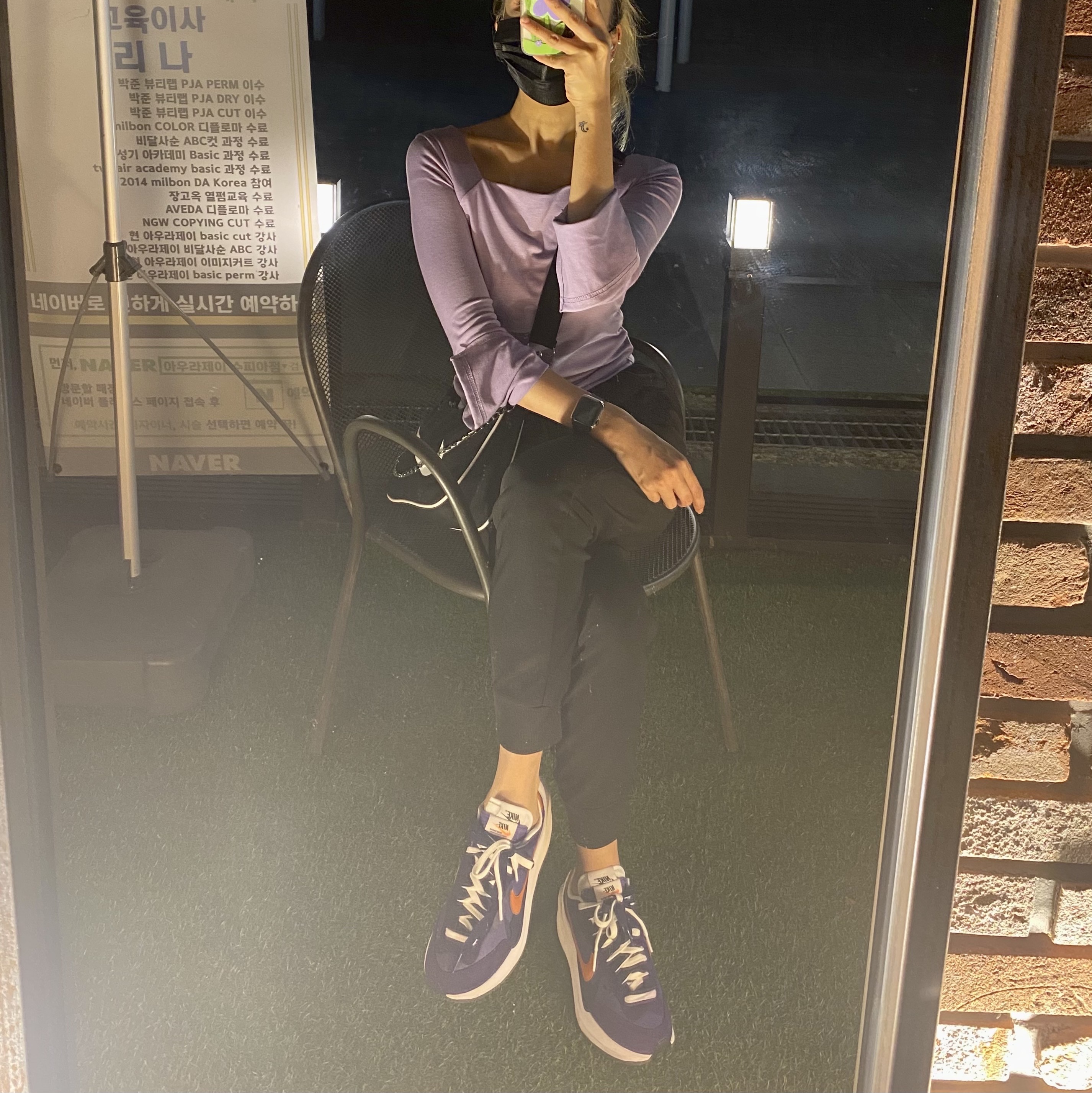 Nike x Sacai VaporWaffle Dark Iris 착용 스타일 - 3