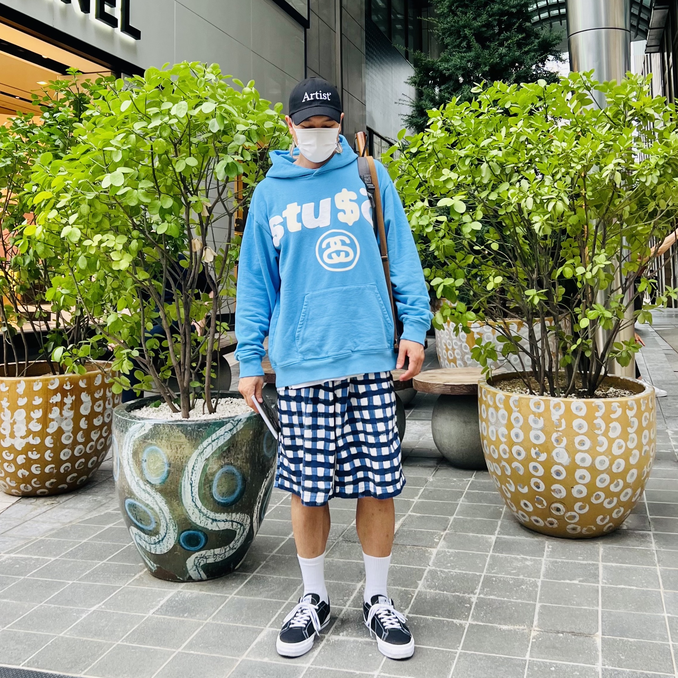 Stussy x Cactus Plant Flea Market 8 Ball Pigment Dyed Hoodie Blue, Uniqlo x Marni Wide Fit Boxy Short Pants Pattern Blue 착용 스타일 - 2
