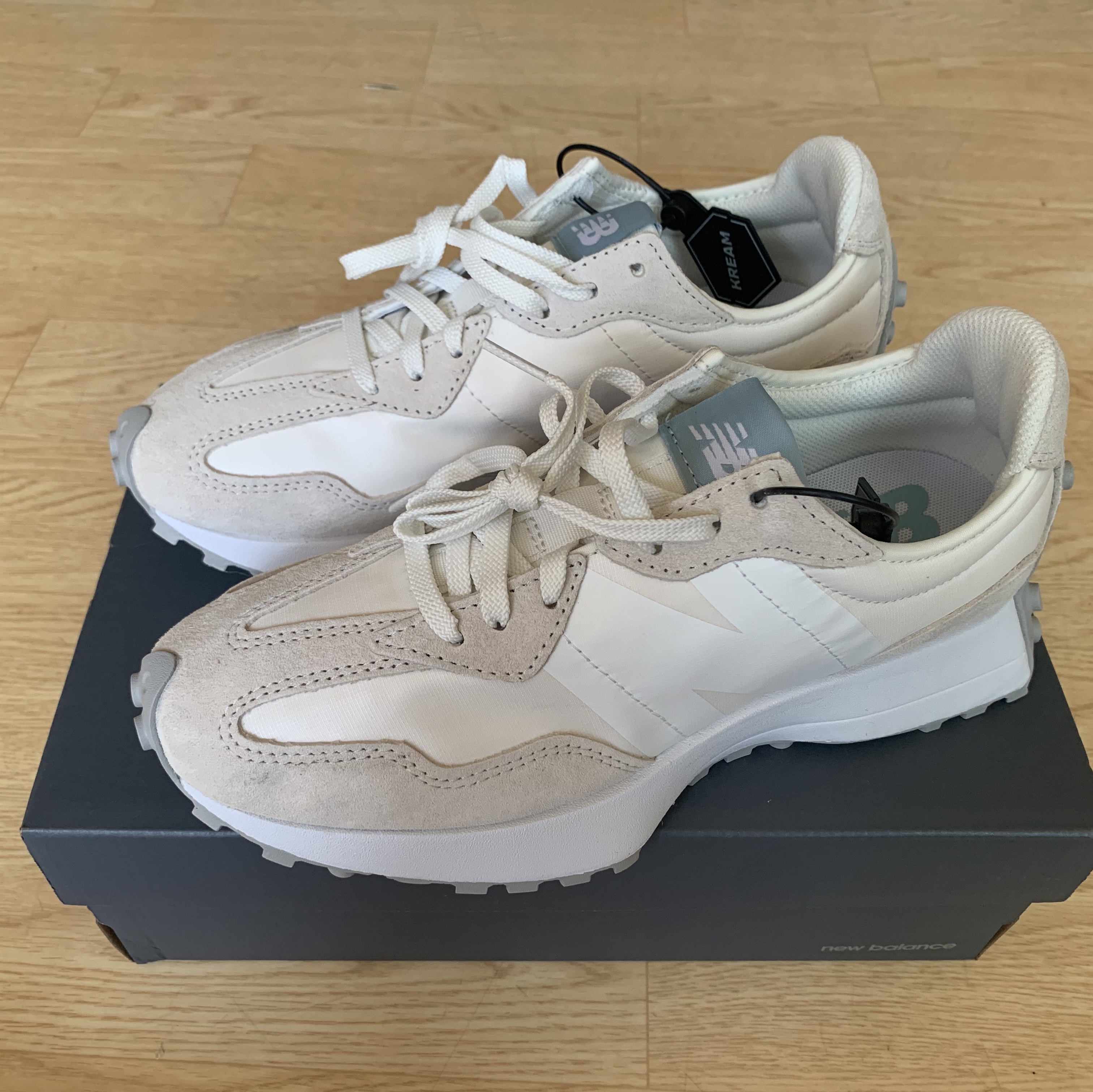 (W) New Balance 327 Sea Salt 착용 스타일 - 1