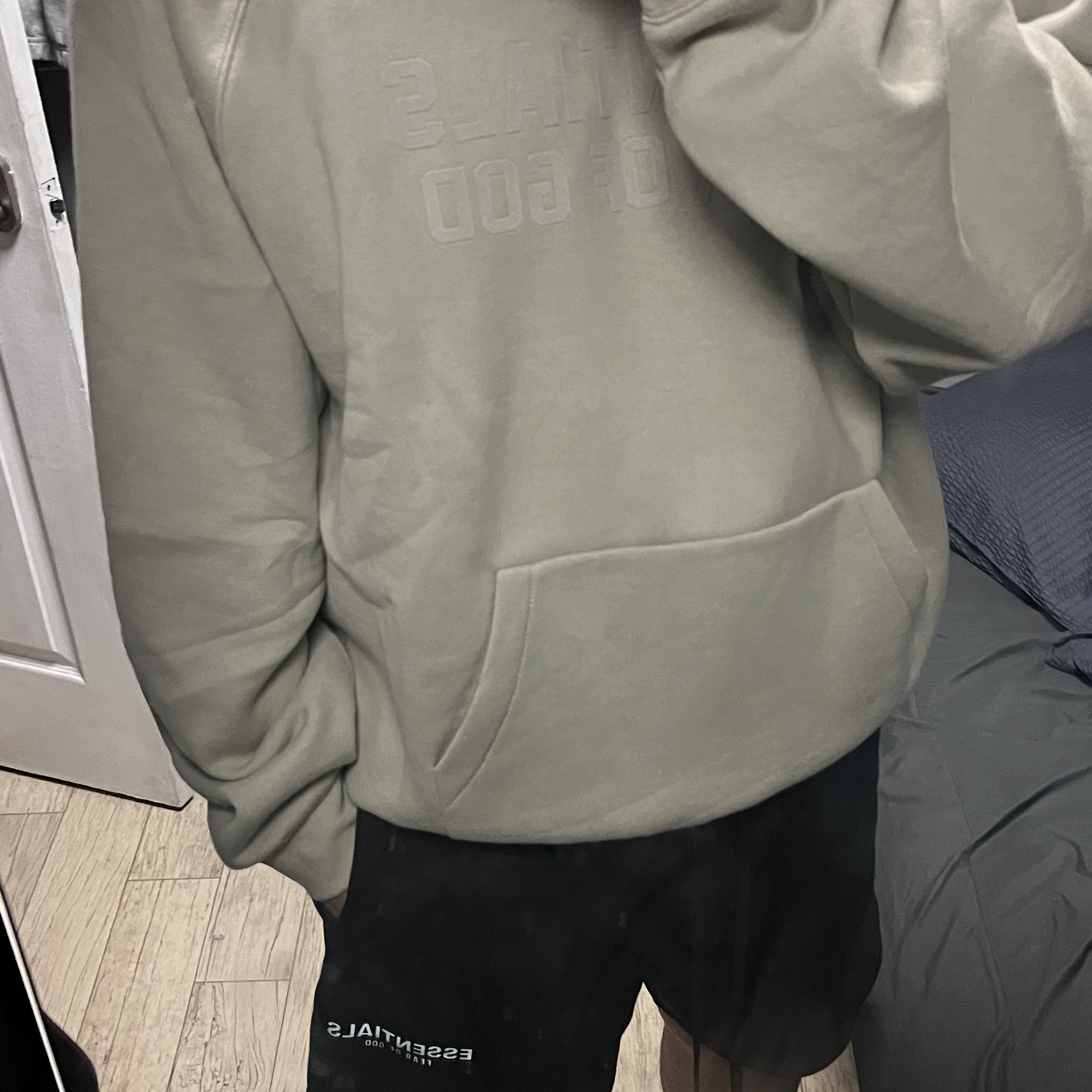 Essentials Hoodie Smoke - 22FW, Essentials Sweatshorts Black - 21SS 착용 스타일