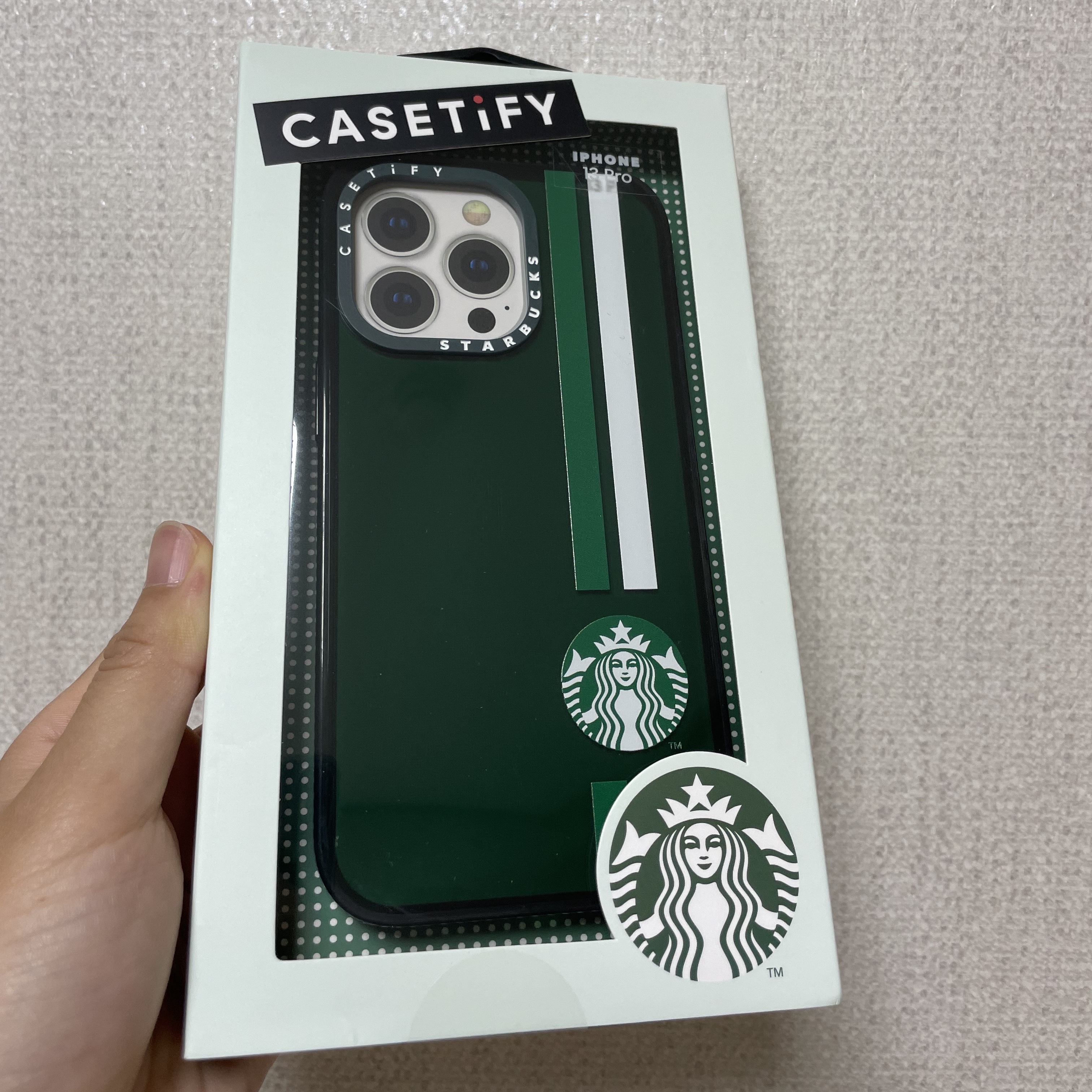 Casetify x Starbucks Line Impact iPhone Case Green 착용 스타일