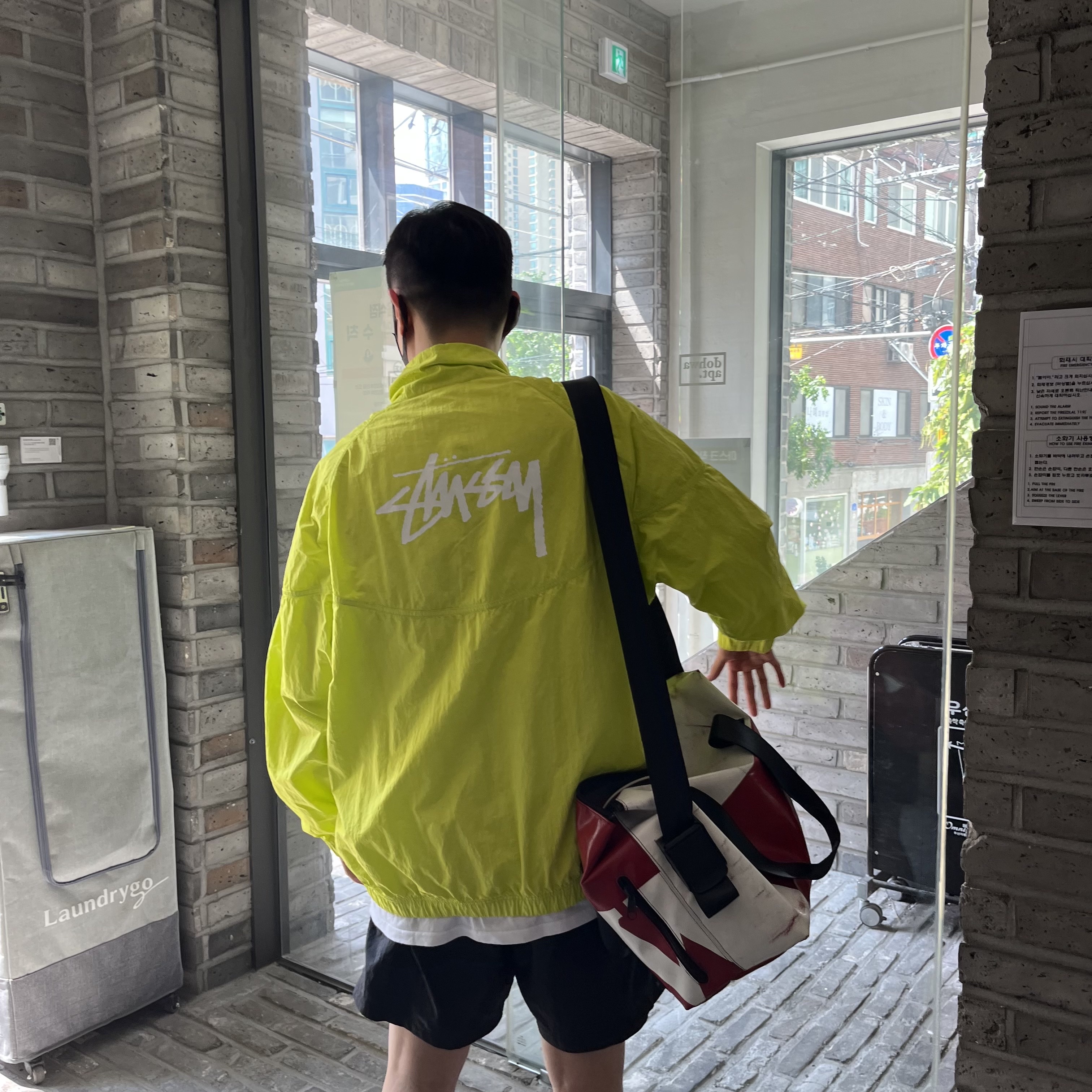 Nike x Stussy Windrunner Jacket Bright Cactus 착용 스타일