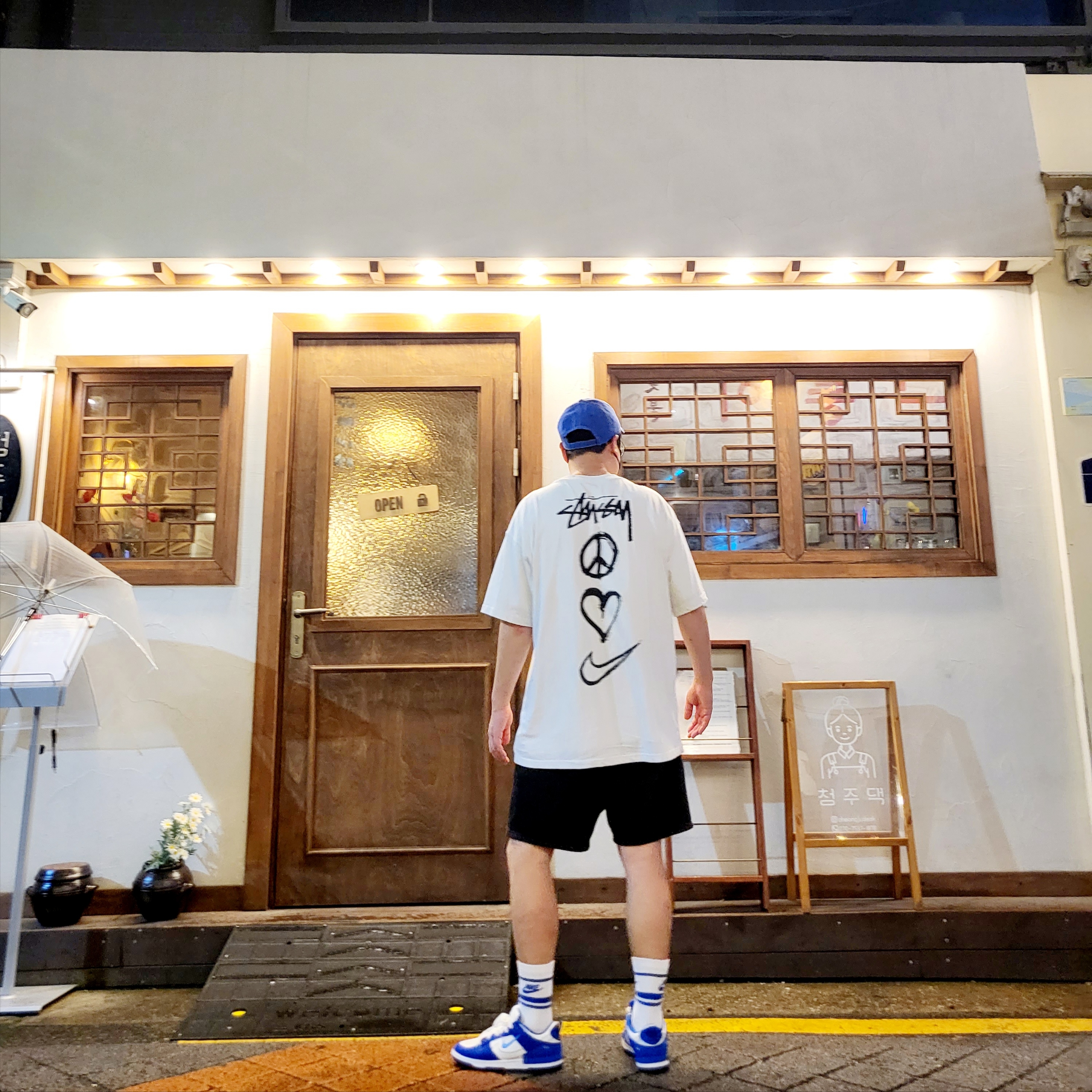 Nike x Stussy NRG RA T-Shirt Summit White (DM4942-121), Essentials Sweatshorts Black - 21SS 착용 스타일 - 2