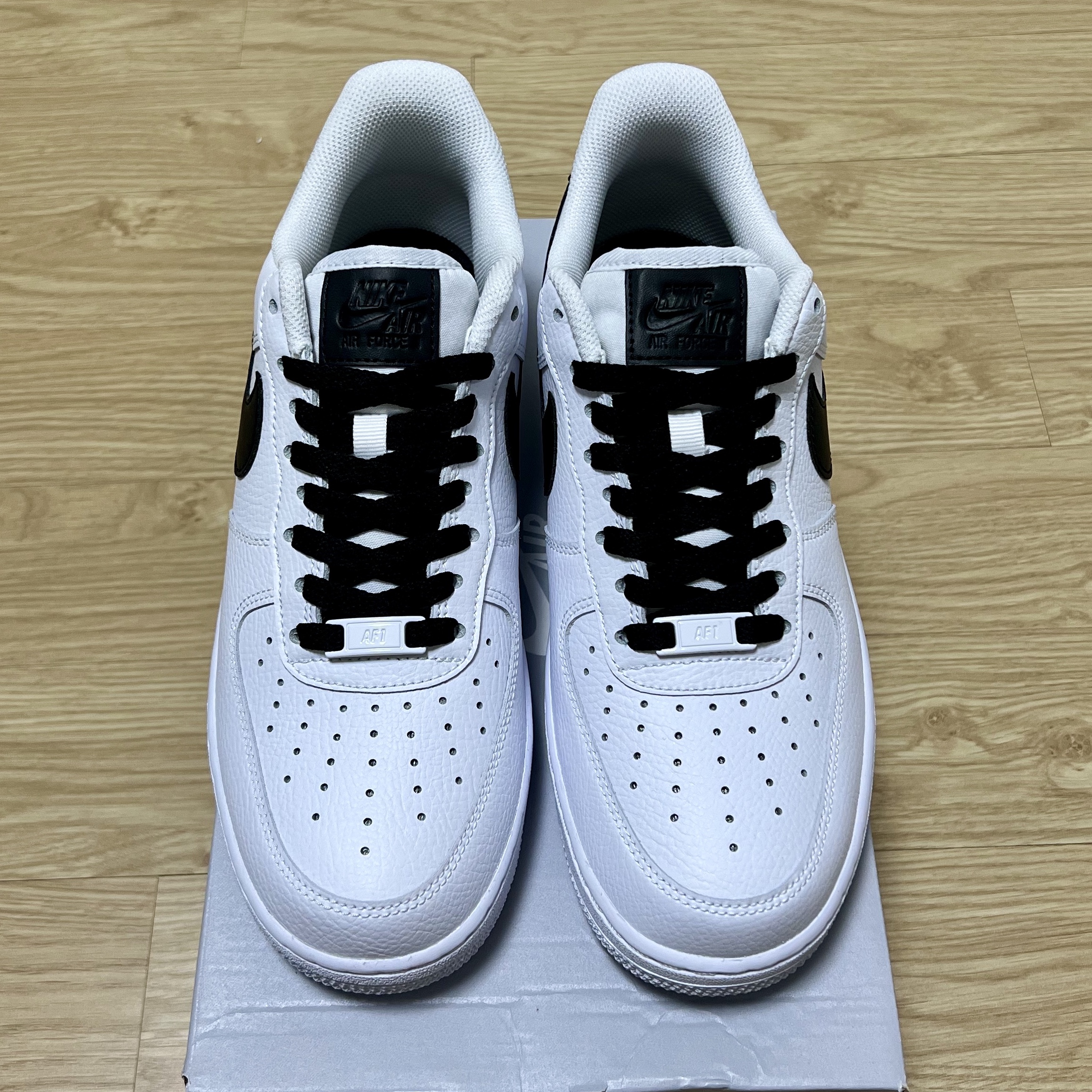 (W) Nike Air Force 1 '07 Low White Black 착용 스타일 - 5