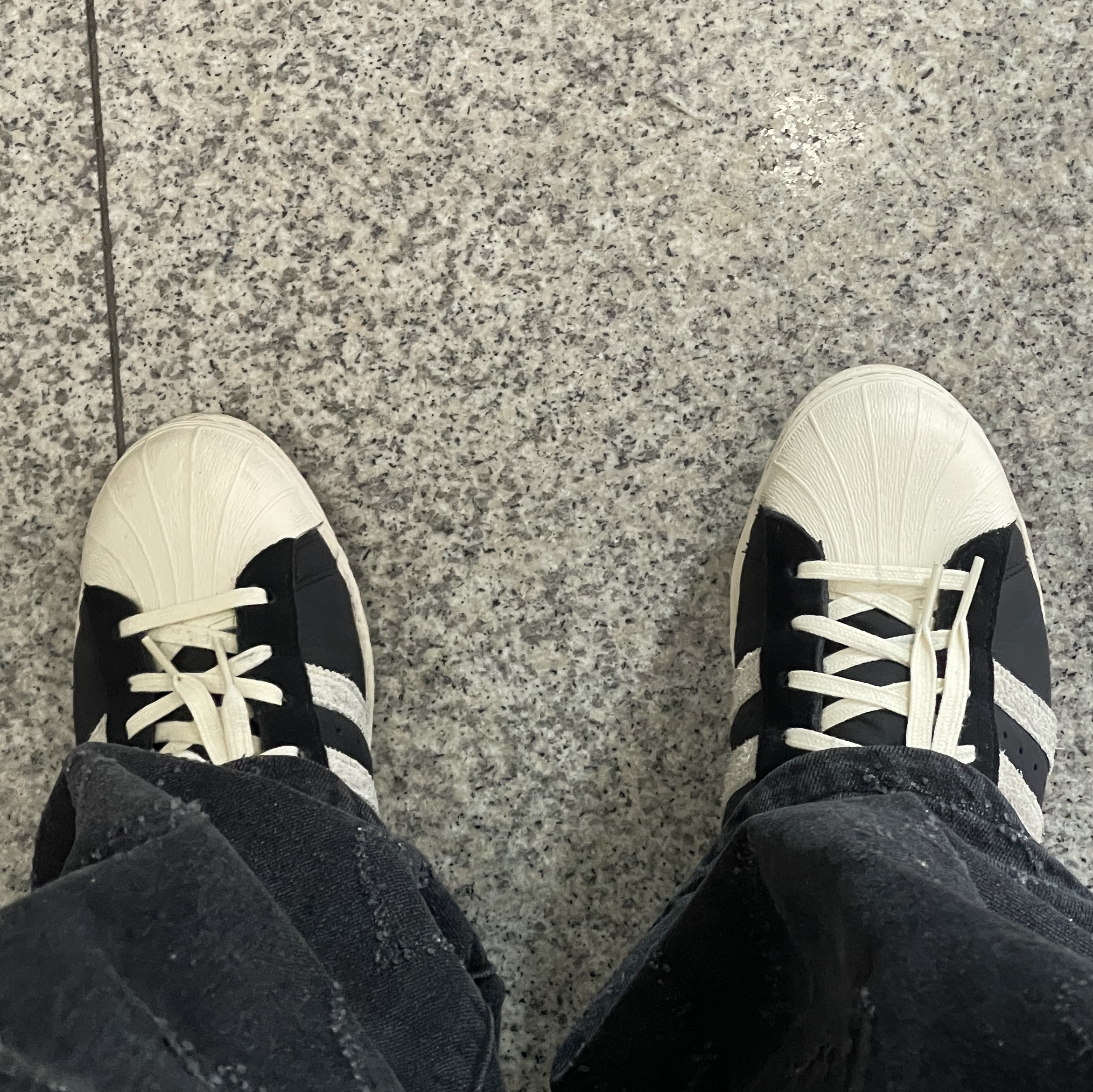 Adidas Superstar 82 Black White 착용 스타일