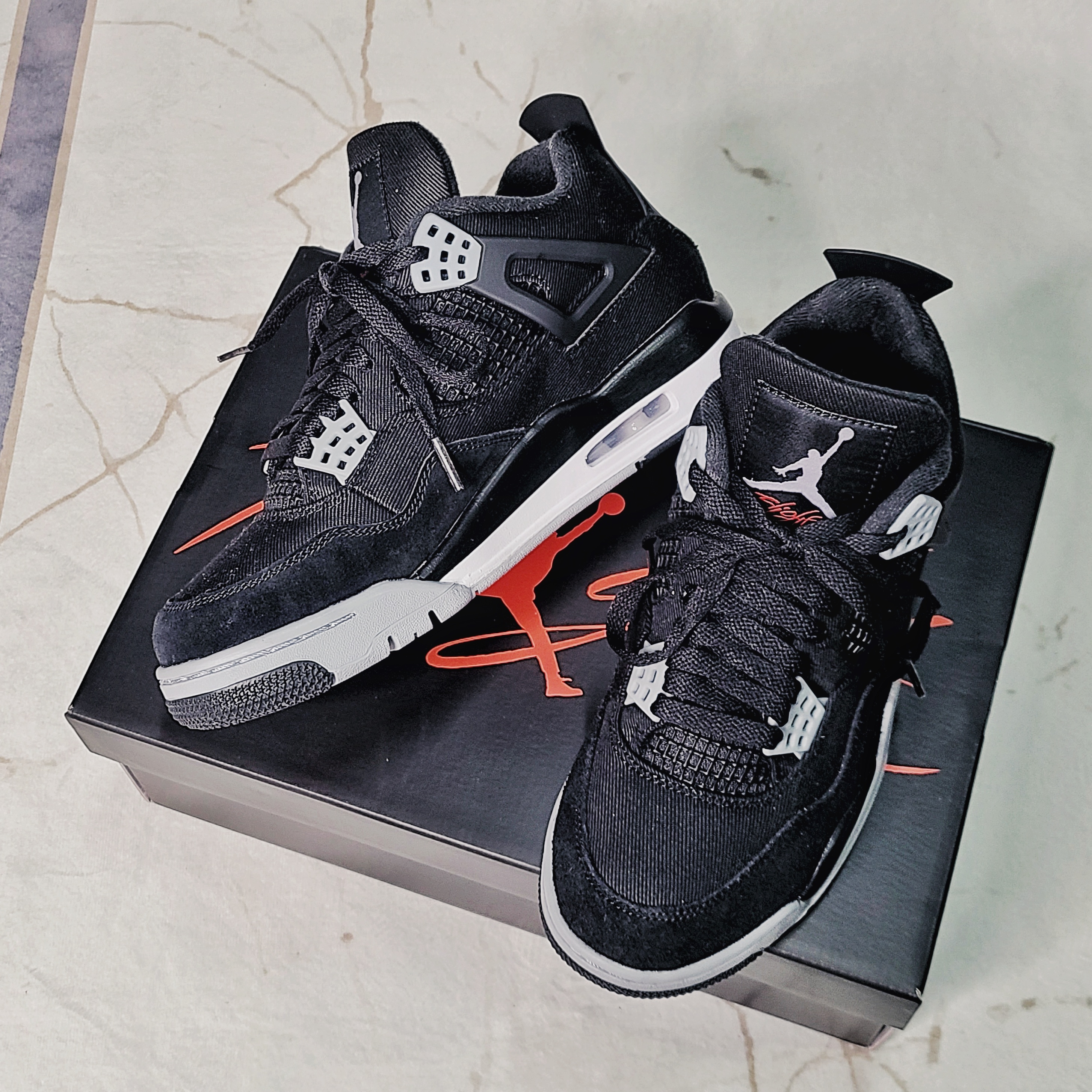 Jordan 4 Retro SE Black and Light Steel 착용 스타일