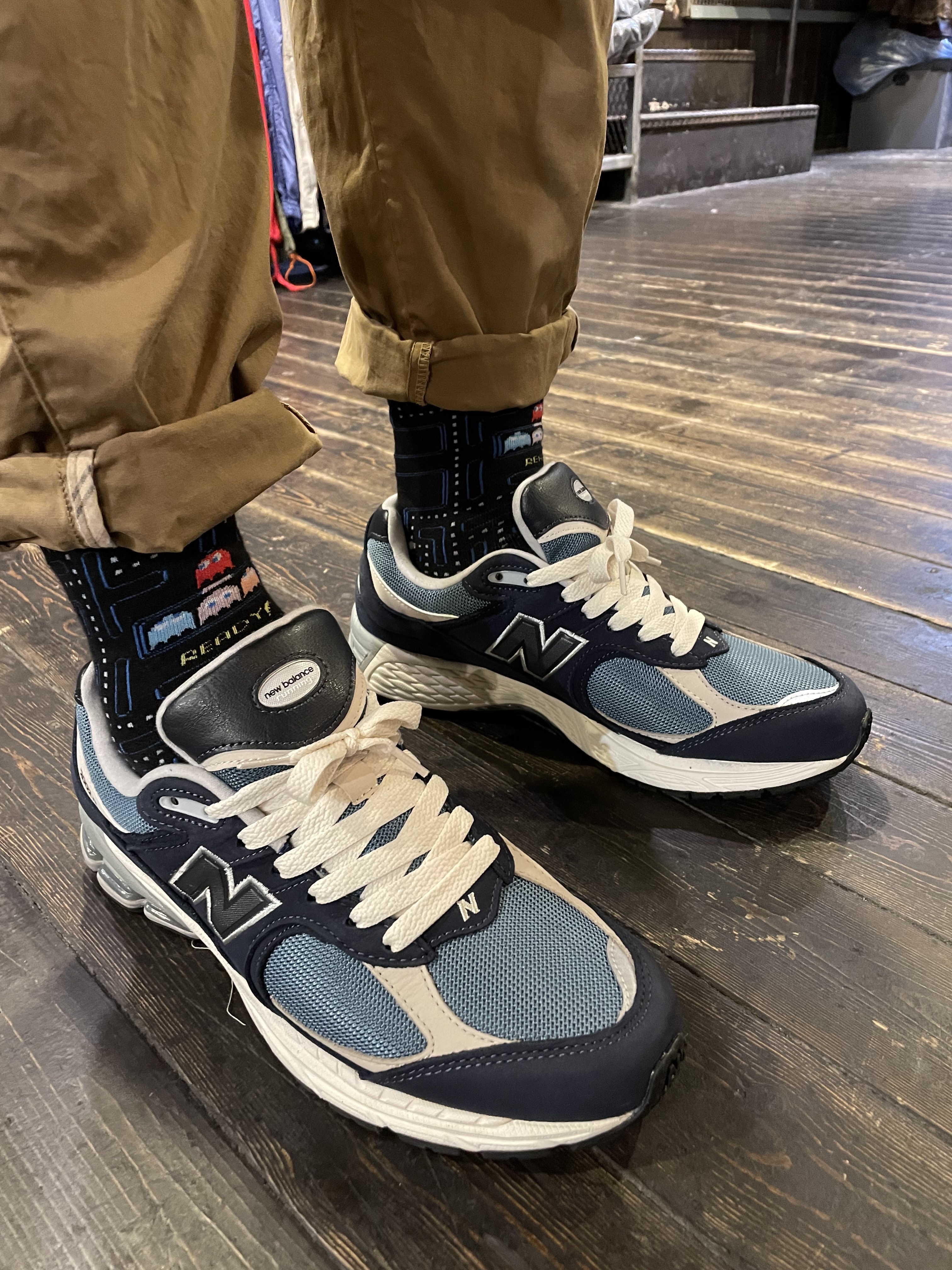 New Balance 2002R Dark Navy 착용 스타일 - 2