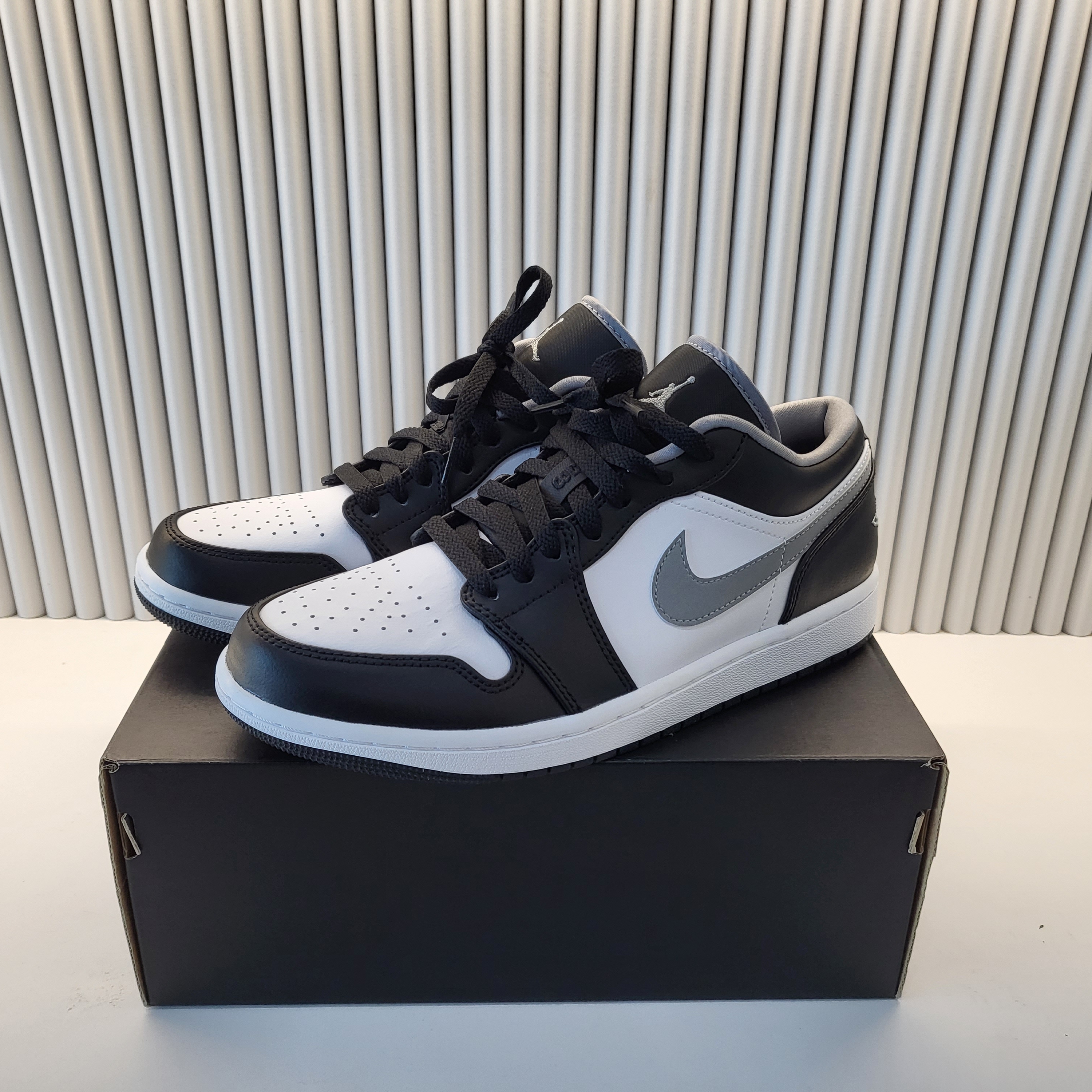 Jordan 1 Low Black Particle Grey 착용 스타일 - 2