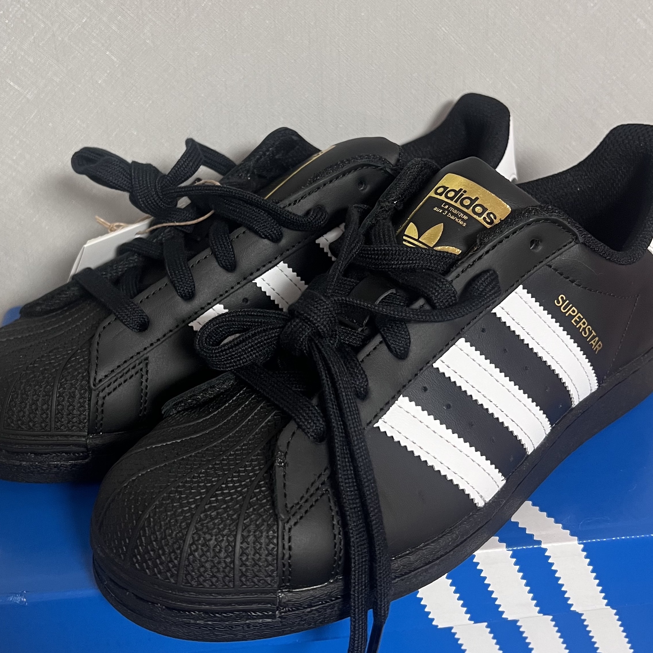 Adidas Superstar Core Black White 착용 스타일 - 3