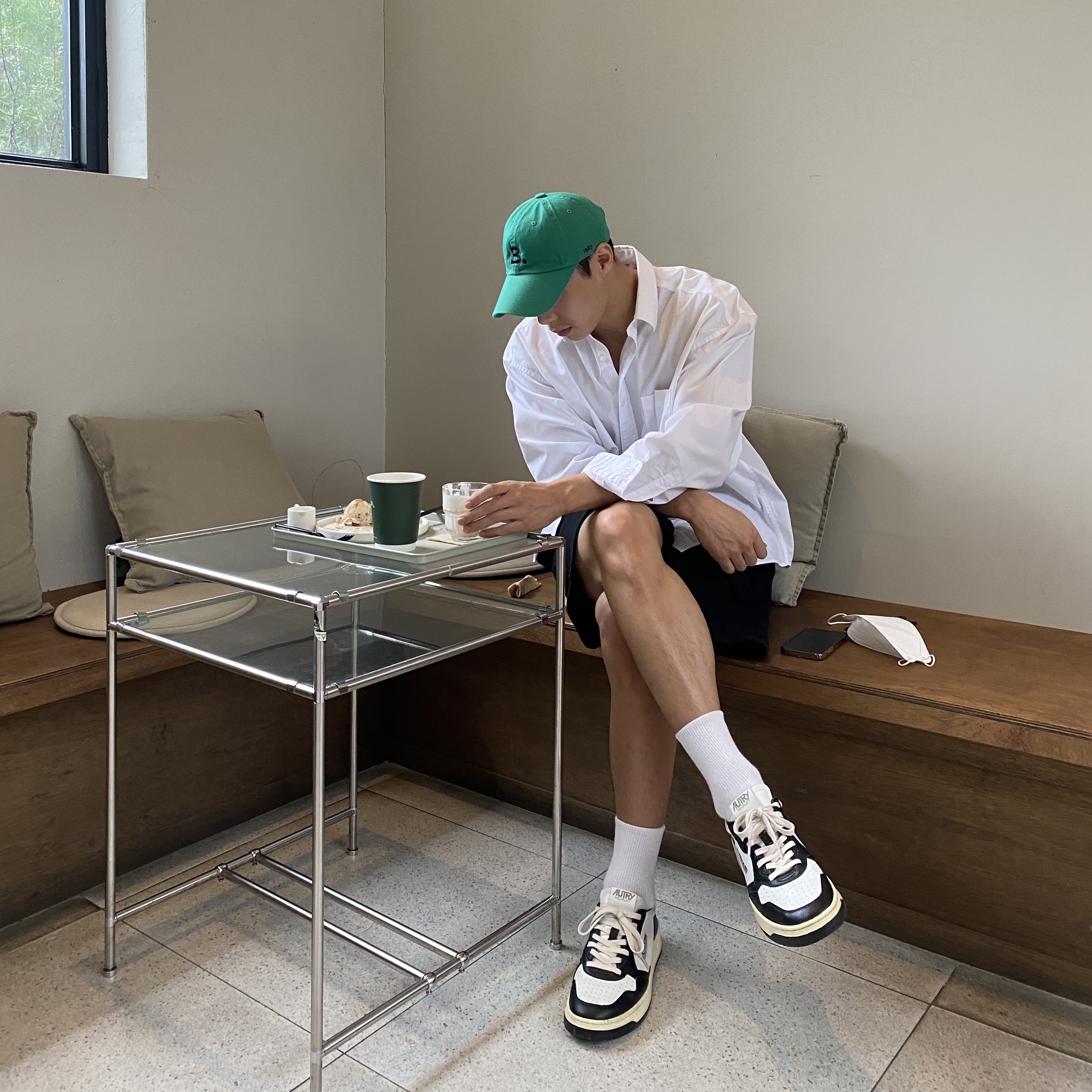 Autry Medalist Low Leather Sneakers Black White 착용 스타일 - 2