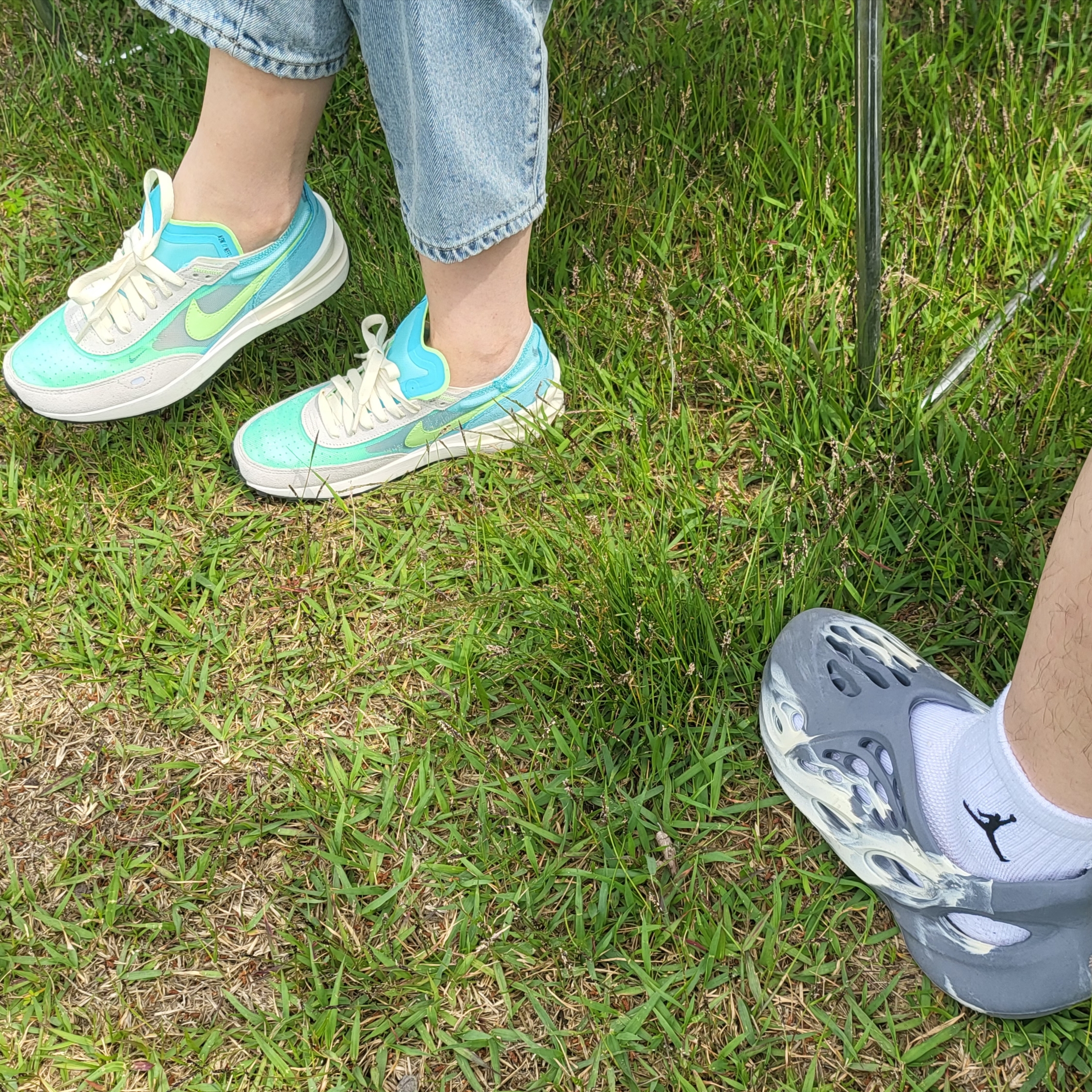 Adidas Yeezy Foam RNNR MXT Moon Gray, (W) Nike Waffle One Bleached Aqua 착용 스타일