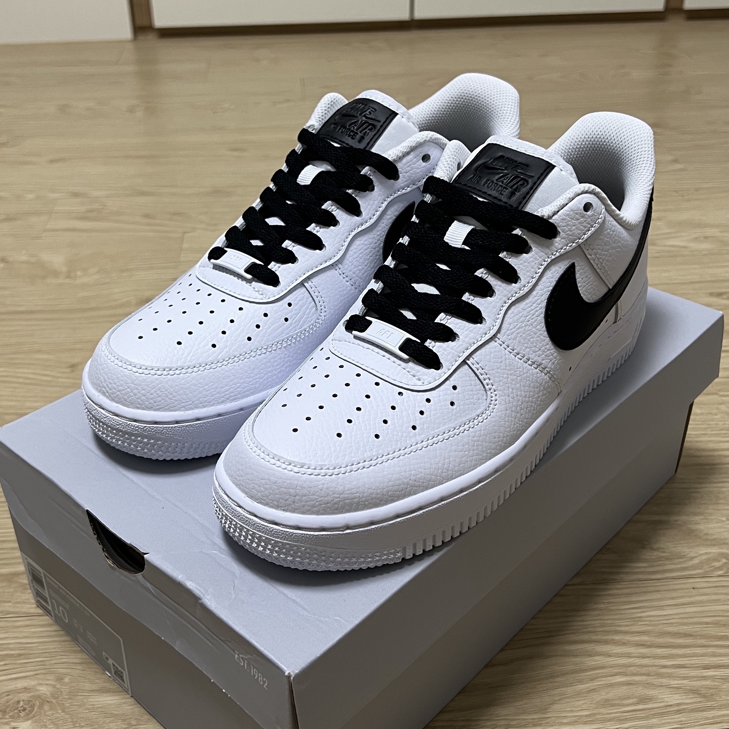 (W) Nike Air Force 1 '07 Low White Black 착용 스타일 - 2