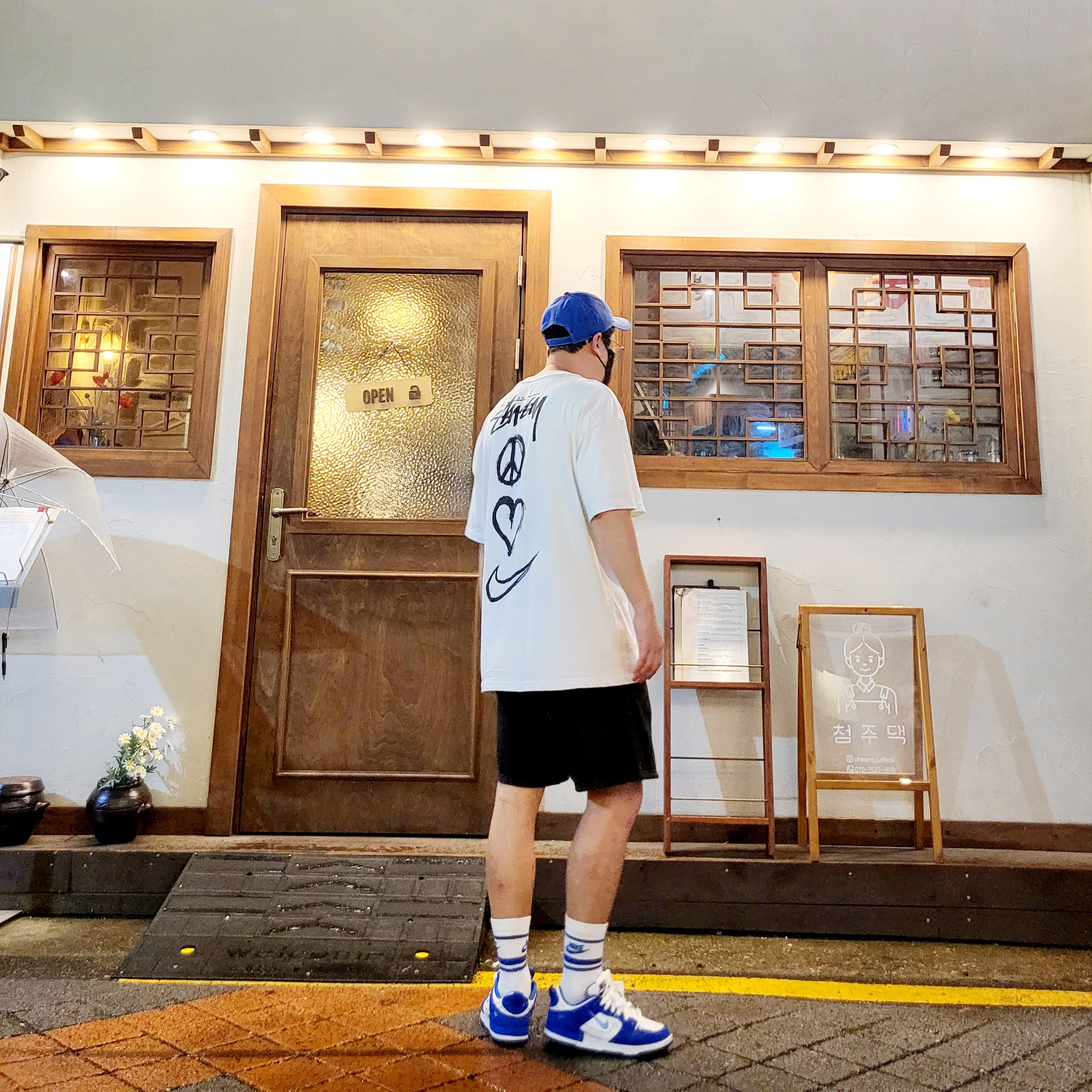 Nike x Stussy NRG RA T-Shirt Summit White (DM4942-121), Essentials Sweatshorts Black - 21SS 착용 스타일 - 1