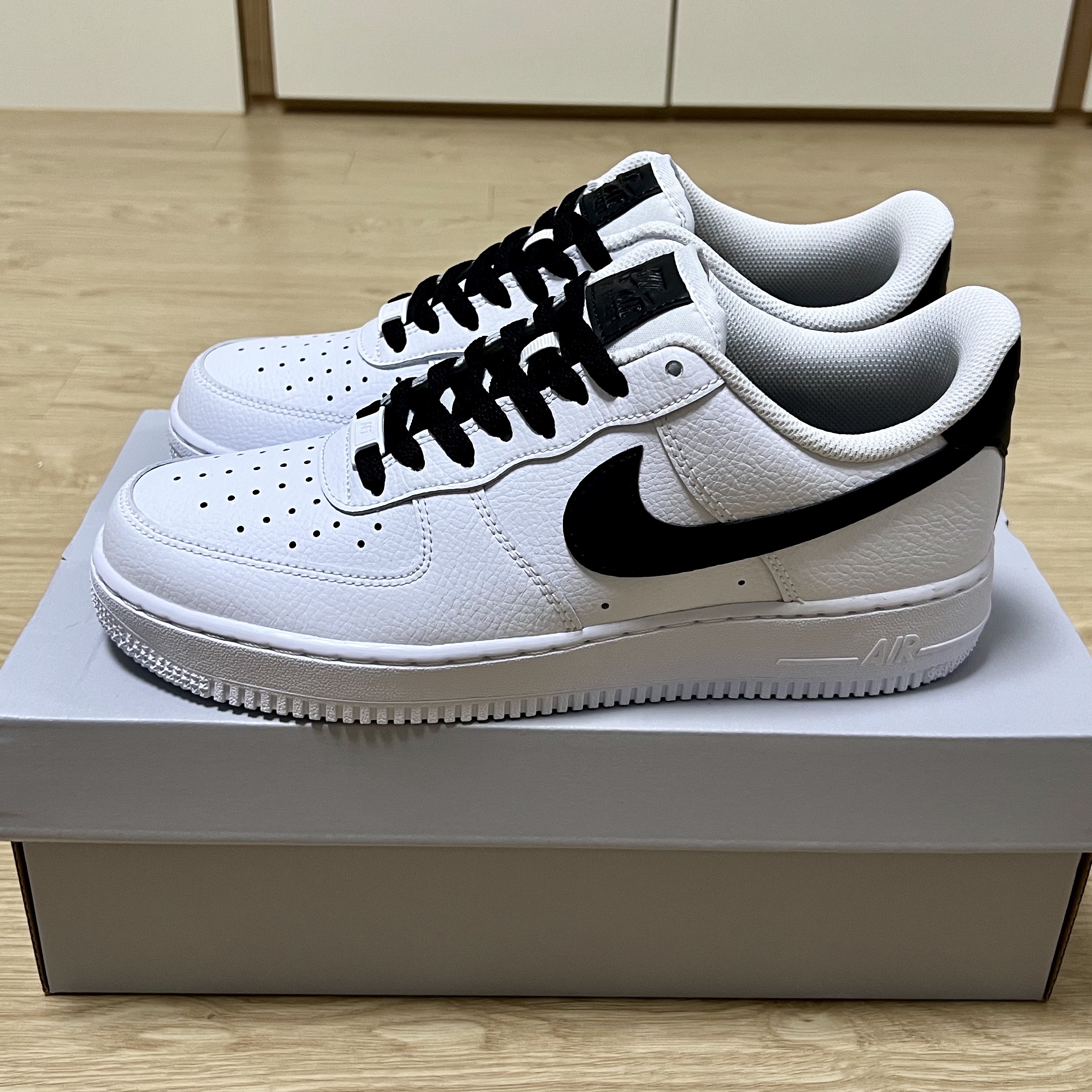 (W) Nike Air Force 1 '07 Low White Black 착용 스타일 - 1
