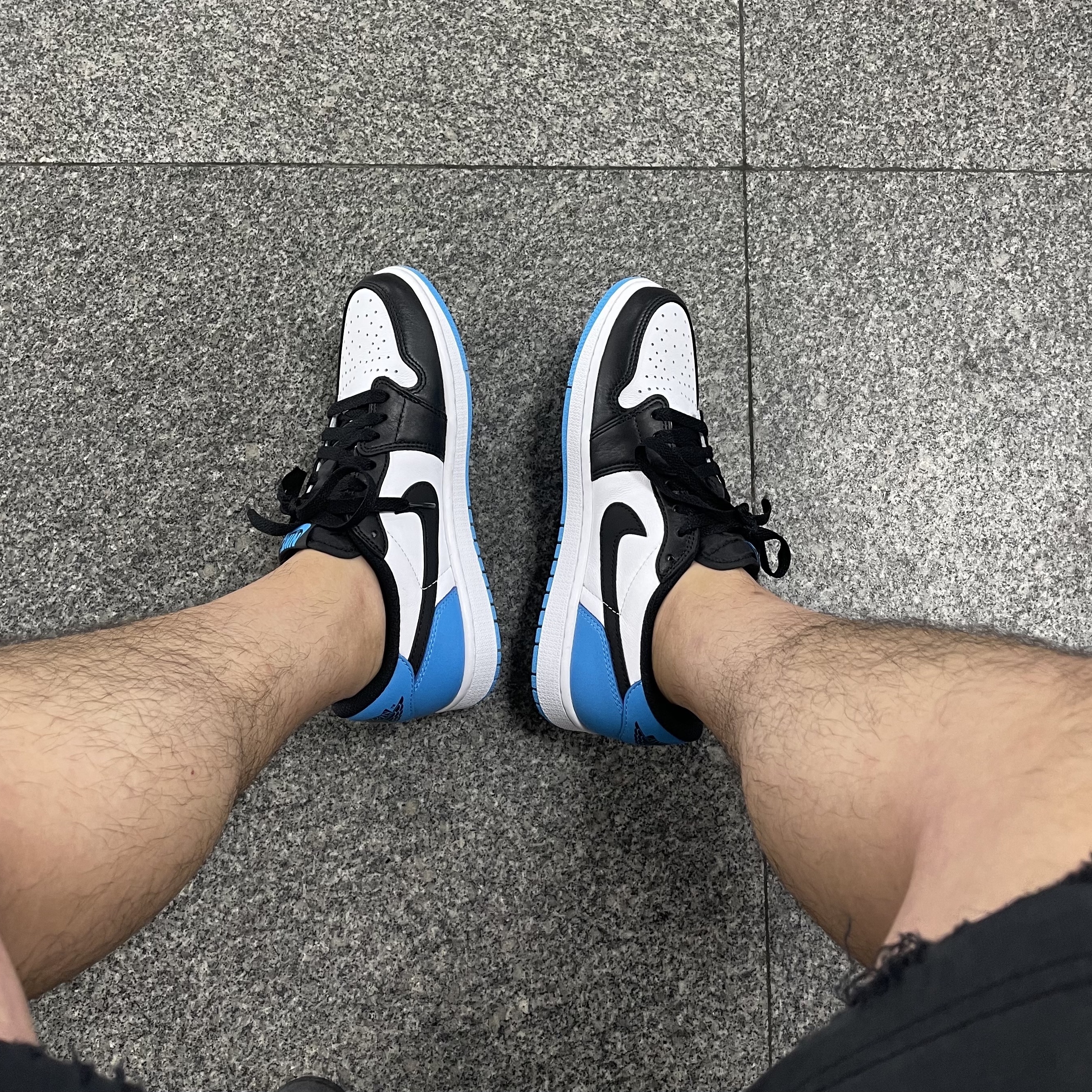 Jordan 1 Retro Low OG Black and Dark Powder Blue 착용 스타일