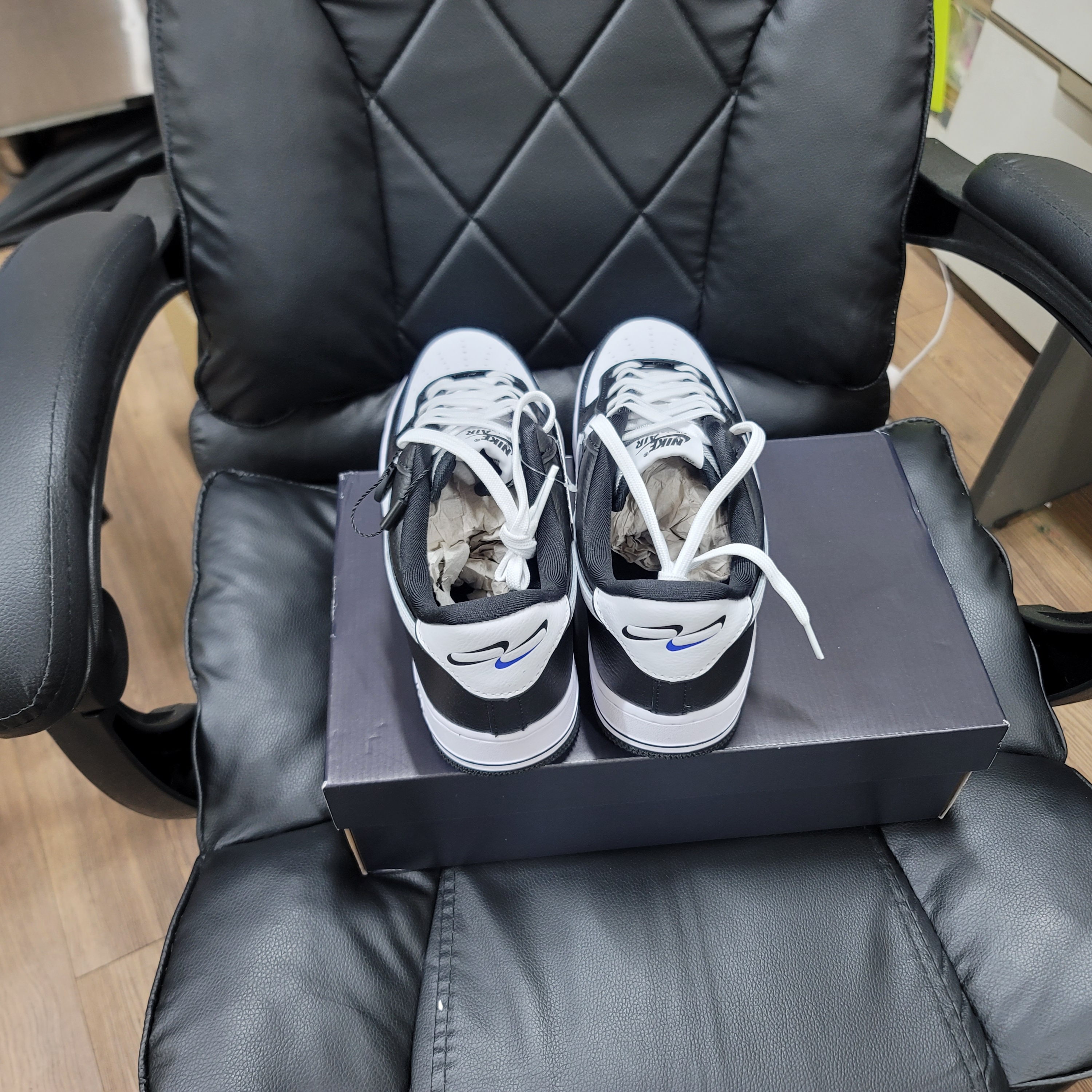 Nike Air Force 1 '07 LV8 White Black 착용 스타일 - 3