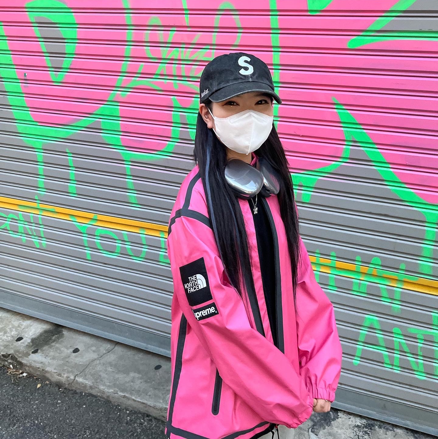 Supreme Kevlar Denim S Logo 6-Panel Black - 22SS, Supreme x The North Face Summit Series Outer Tape Seam Coaches Jacket Pink - 21SS 착용 스타일 - 2