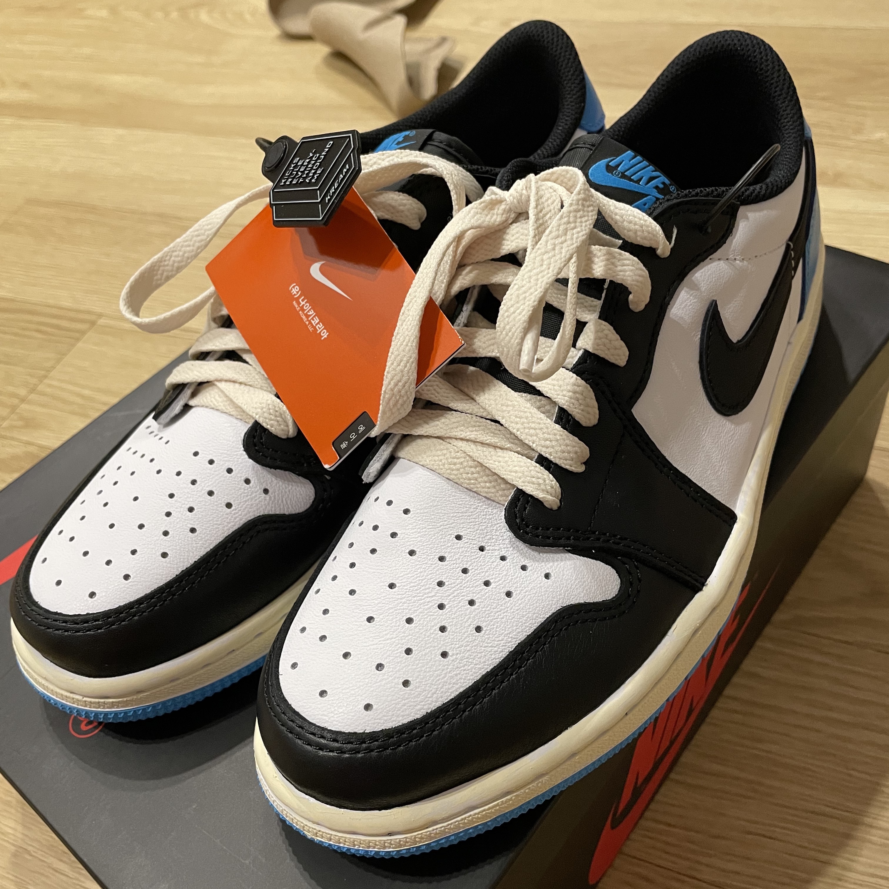 Jordan 1 Retro Low OG Black and Dark Powder Blue 착용 스타일