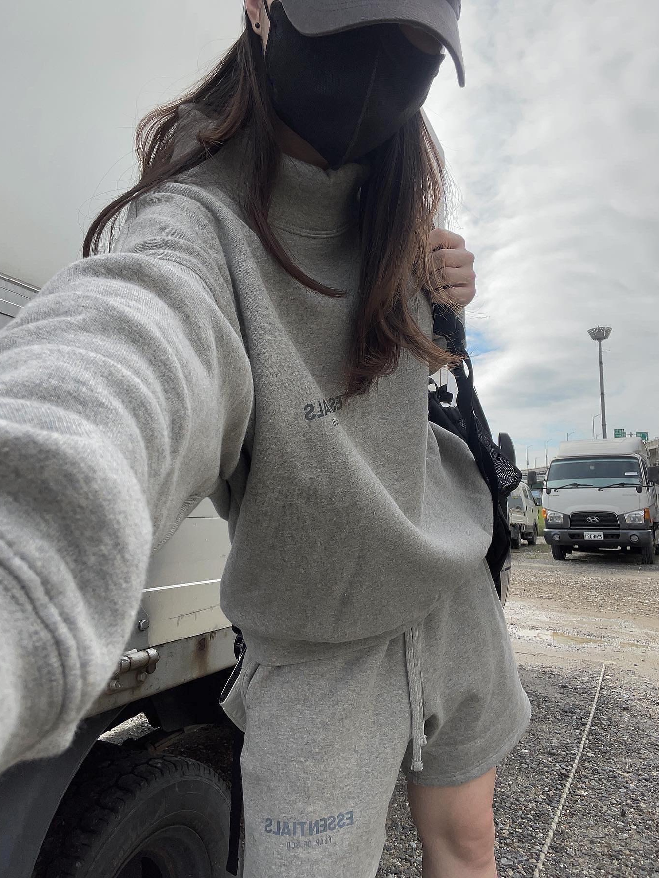 Essentials The Core Collection Pullover Mockneck Heather Oatmeal, Essentials The Core Collection Sweatshorts Dark Oatmeal 착용 스타일 - 1