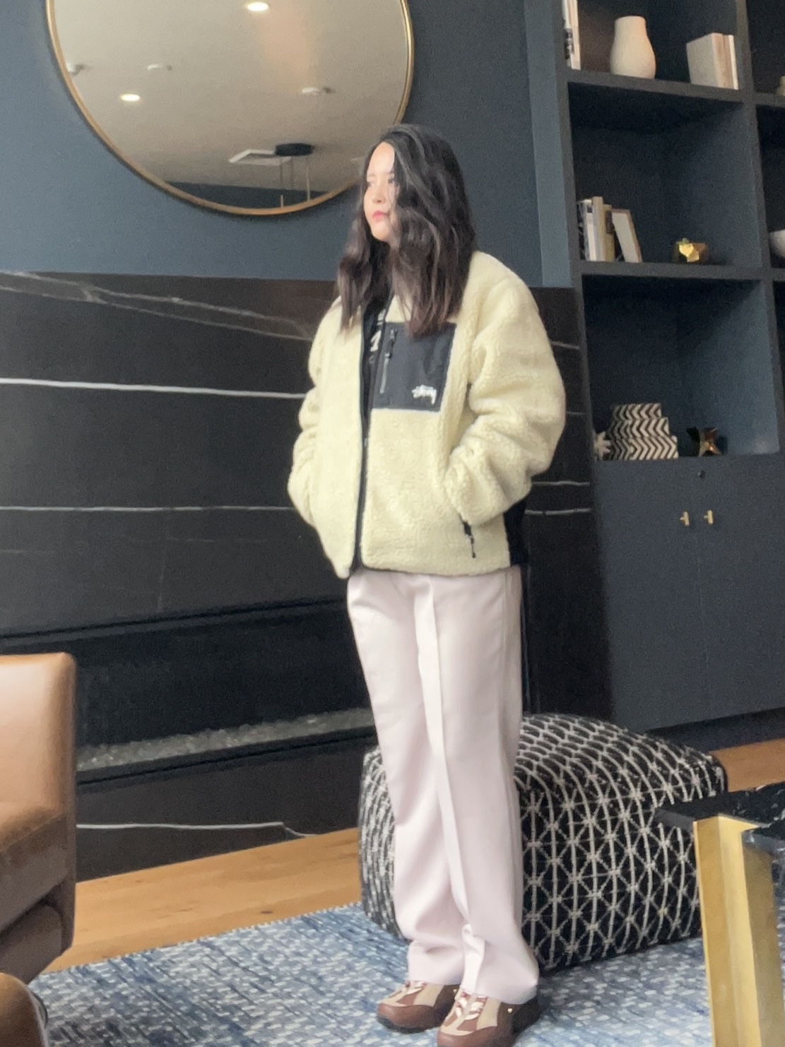 Stussy 8 Ball Sherpa Jacket Natural, Nike x Jacquemus Air Humara LX Ale Brown and Gold 착용 스타일 - 1