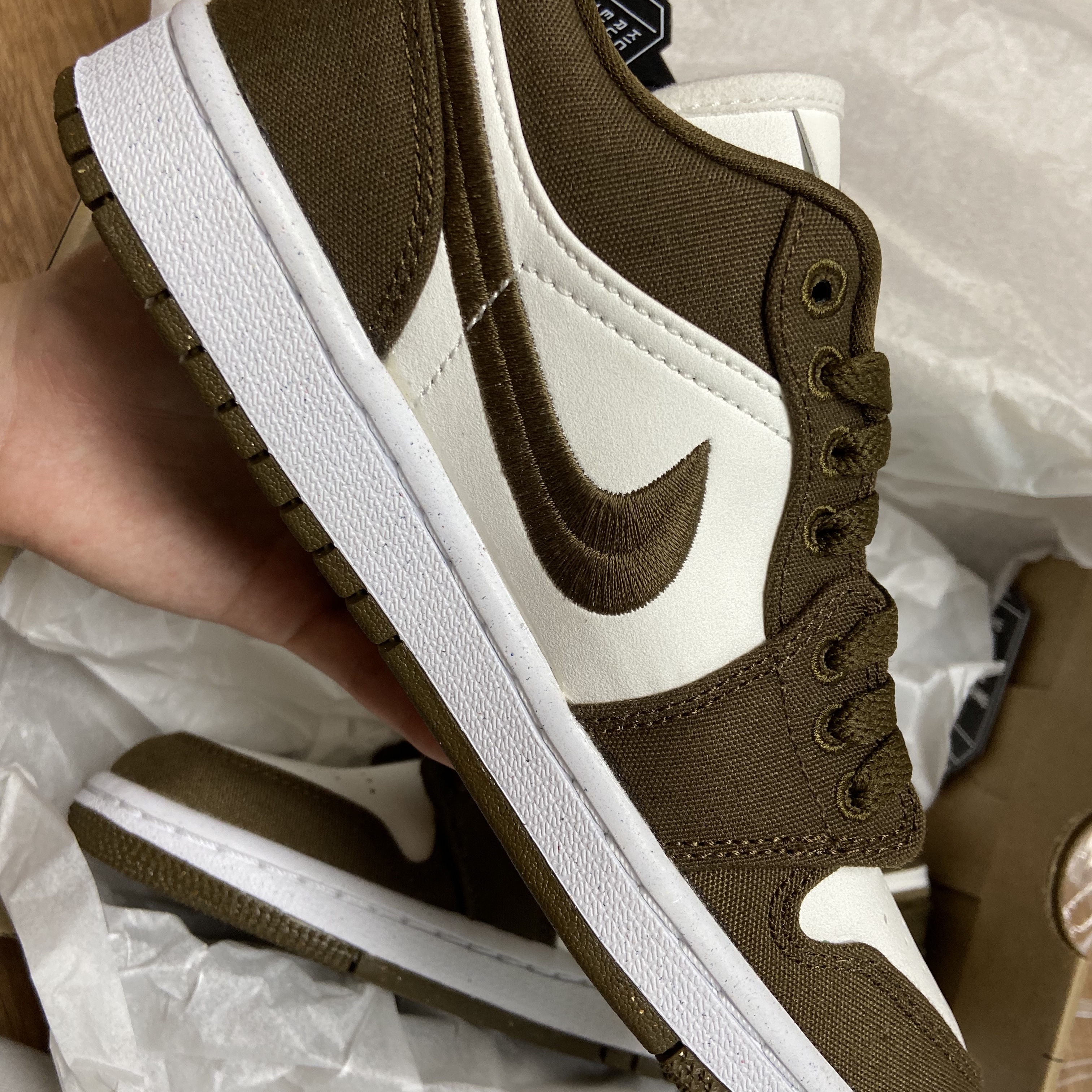 (W) Jordan 1 Low SE Light Olive 착용 스타일 - 2
