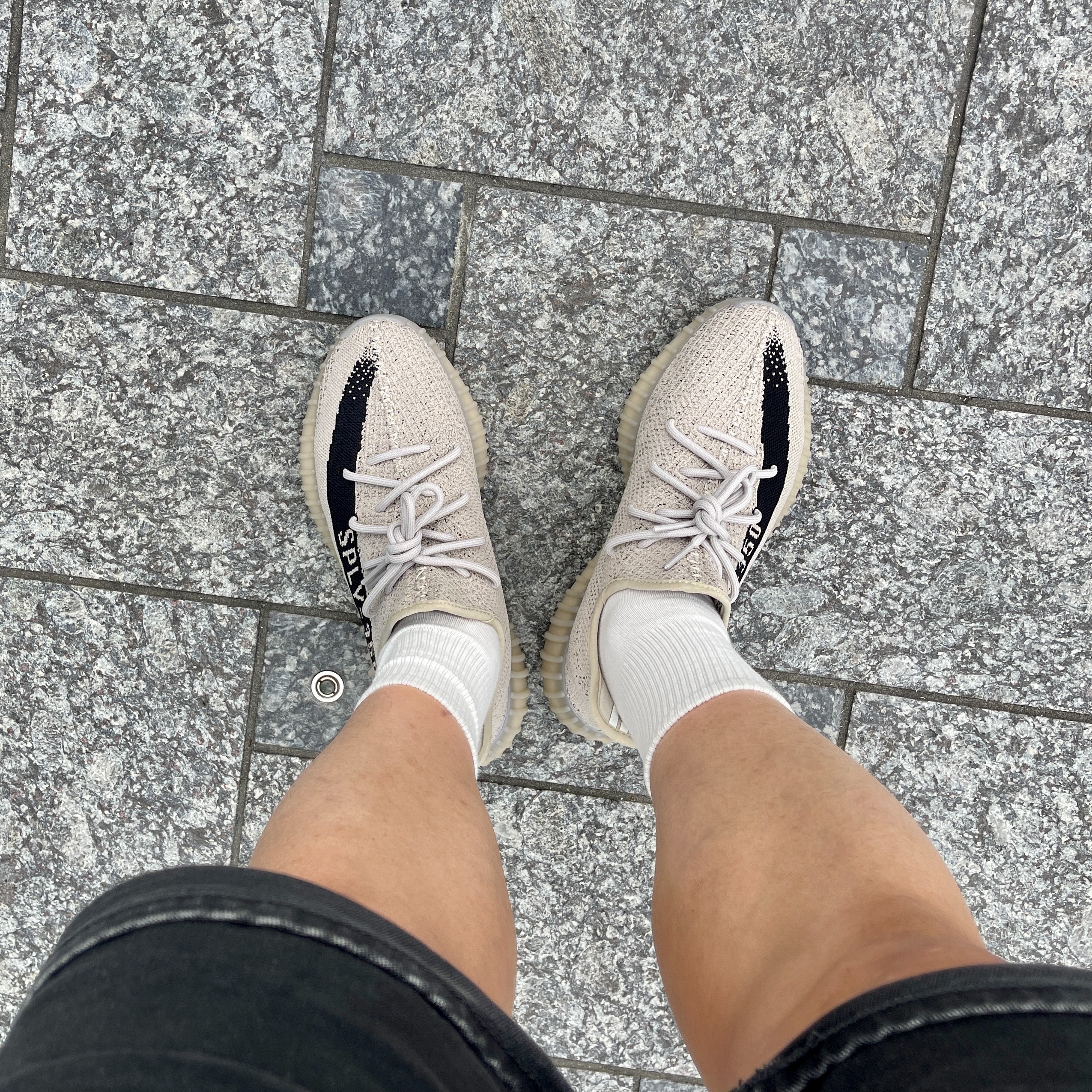 Adidas Yeezy Boost 350 V2 Slate Core Black 2022/2023 착용 스타일