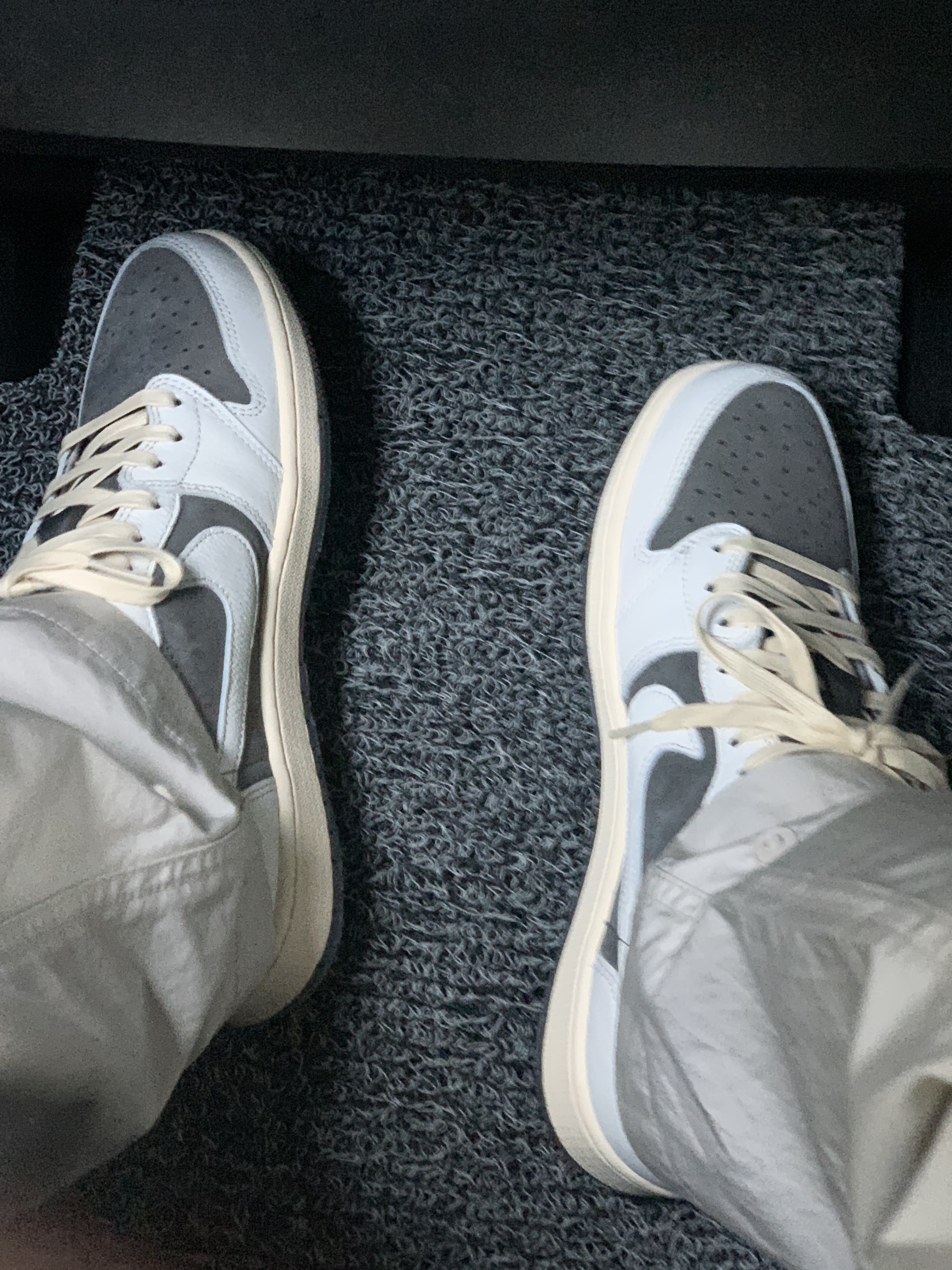 Jordan 1 x Travis Scott Retro Low OG SP Sail and Ridgerock 착용 스타일