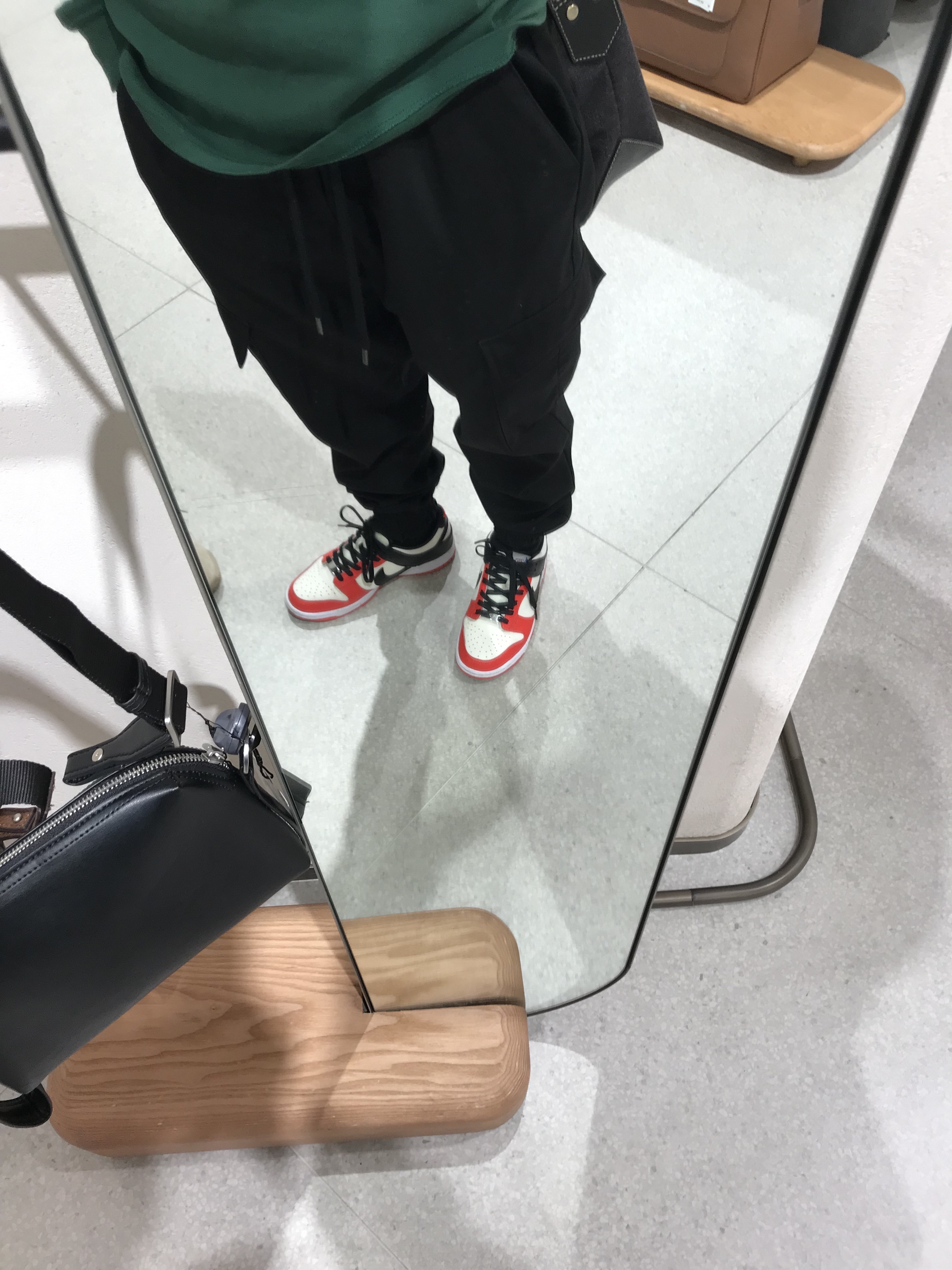Nike x NBA Dunk Low Retro EMB Black and Chile Red 착용 스타일