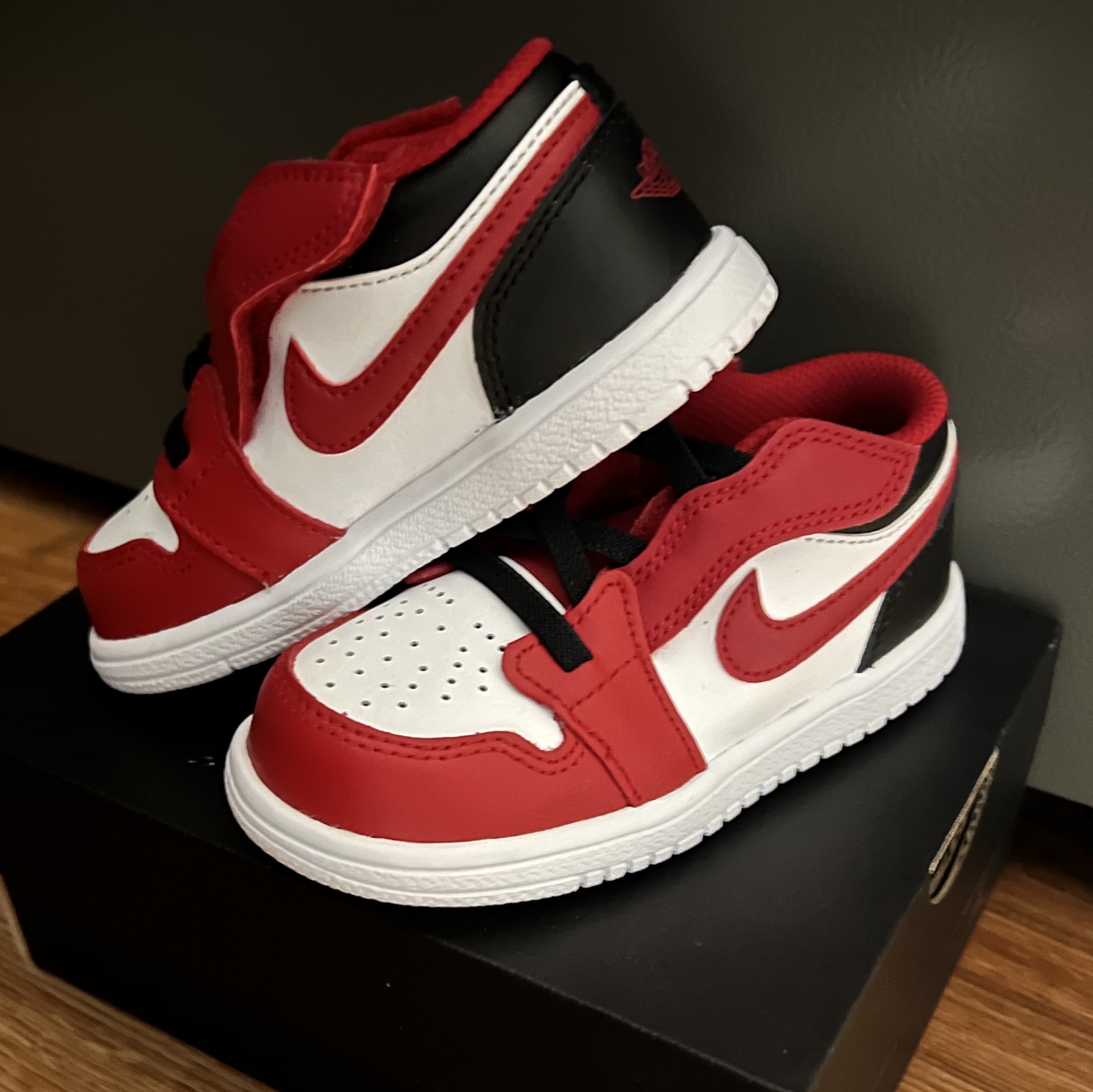 (TD) Jordan 1 Low Alt White Gym Red Black 착용 스타일 - 1