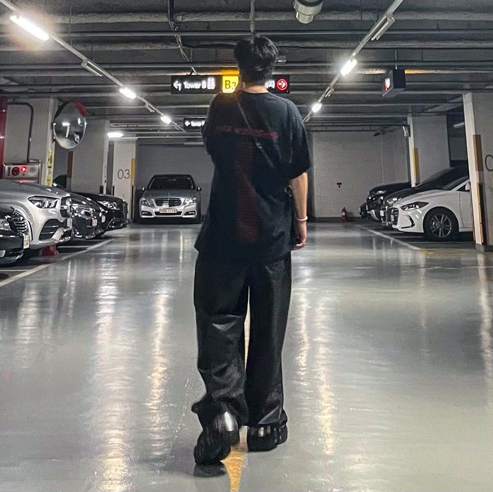 Balenciaga x Crocs Hardcrocs Slide Black, Balenciaga Large Baggy Jeans in Black Coated Soft Denim 착용 스타일 - 1