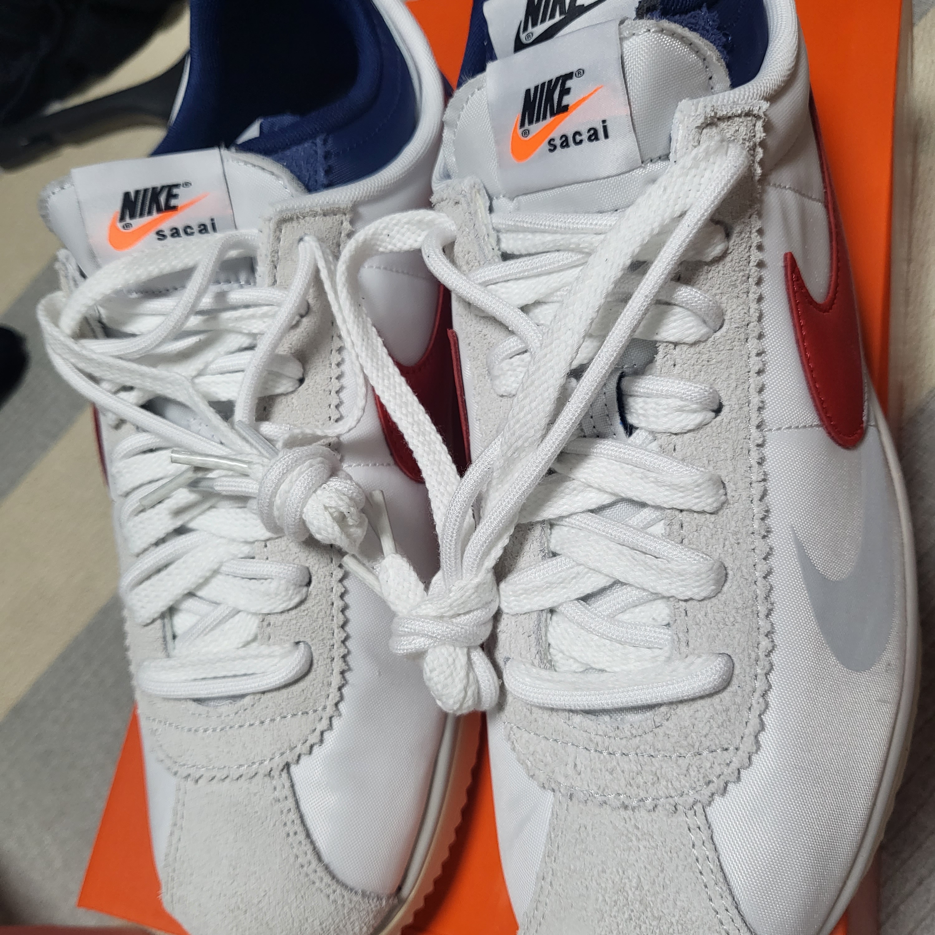 Nike x Sacai Zoom Cortez SP White and University Red 착용 스타일 - 2
