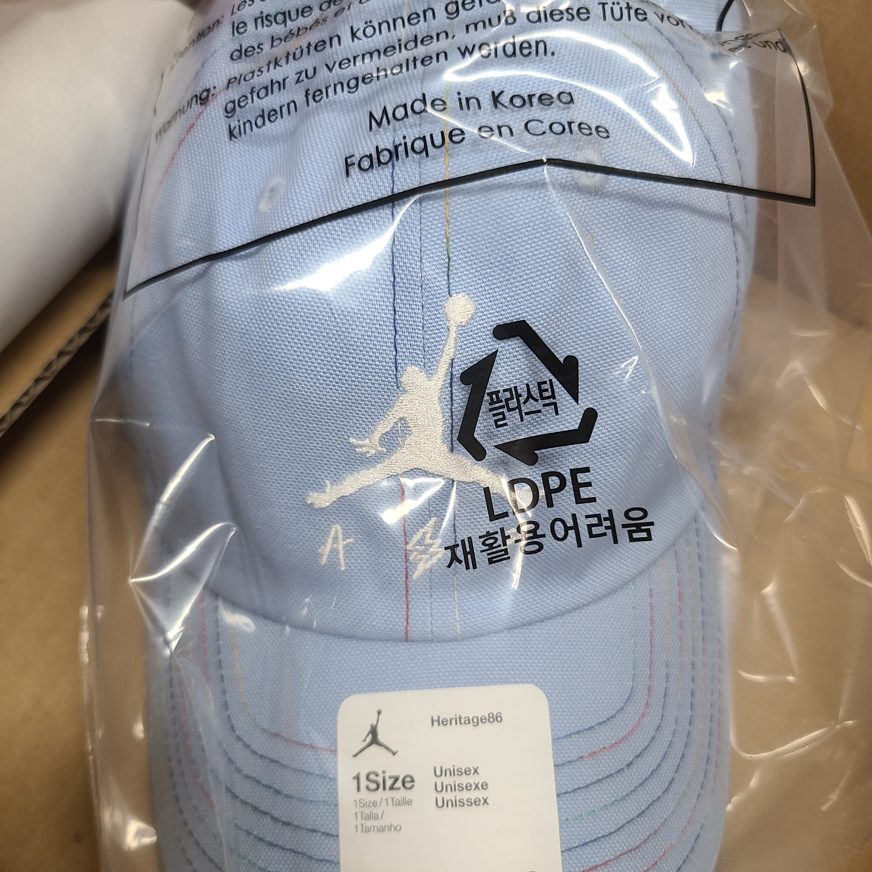 Jordan x J Balvin Jumpman Heritage 86 Adjustable Hat 착용 스타일