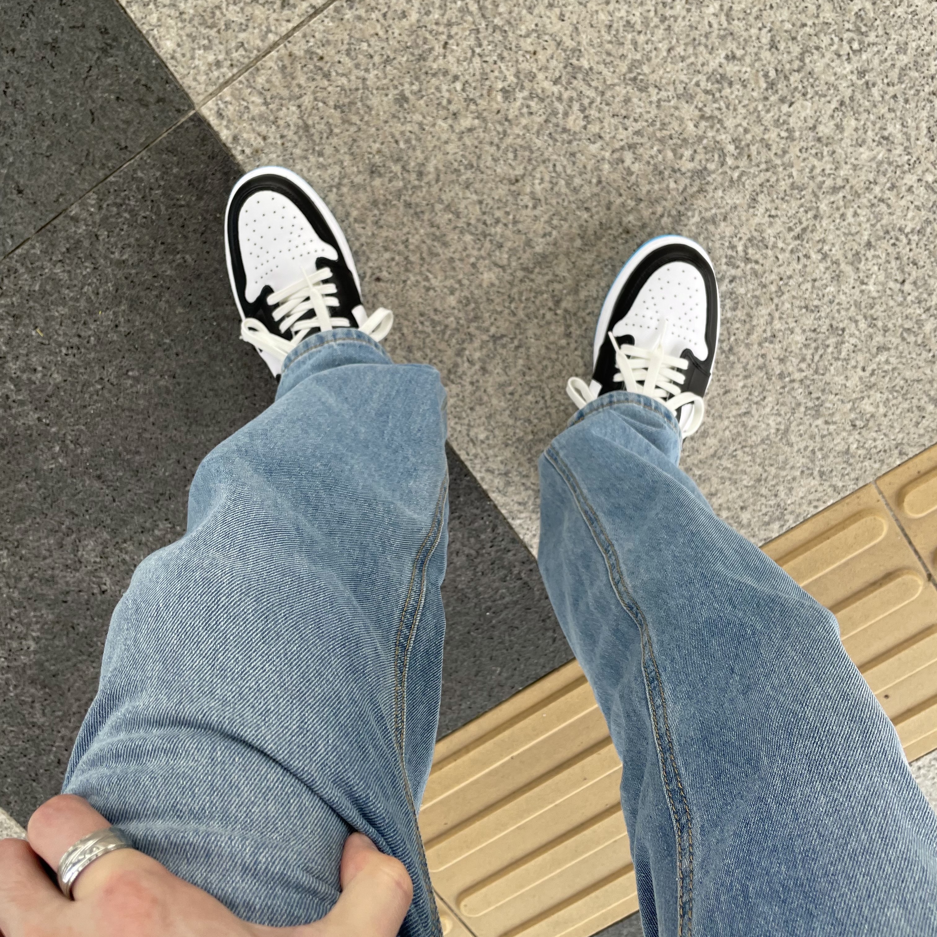 Jordan 1 Retro Low OG Black and Dark Powder Blue 착용 스타일 - 2