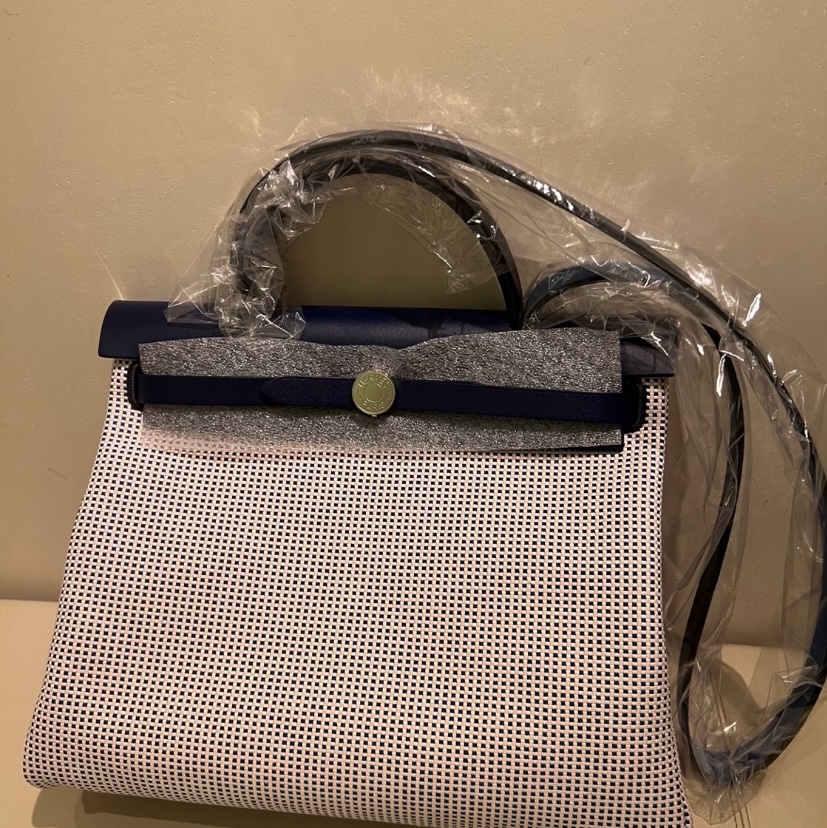 Hermes Herbag Zip 31 Bag Retourne Viking Quadrille Canvas & Palladium Bleu Saphir Ecru Mauve 착용 스타일 - 2