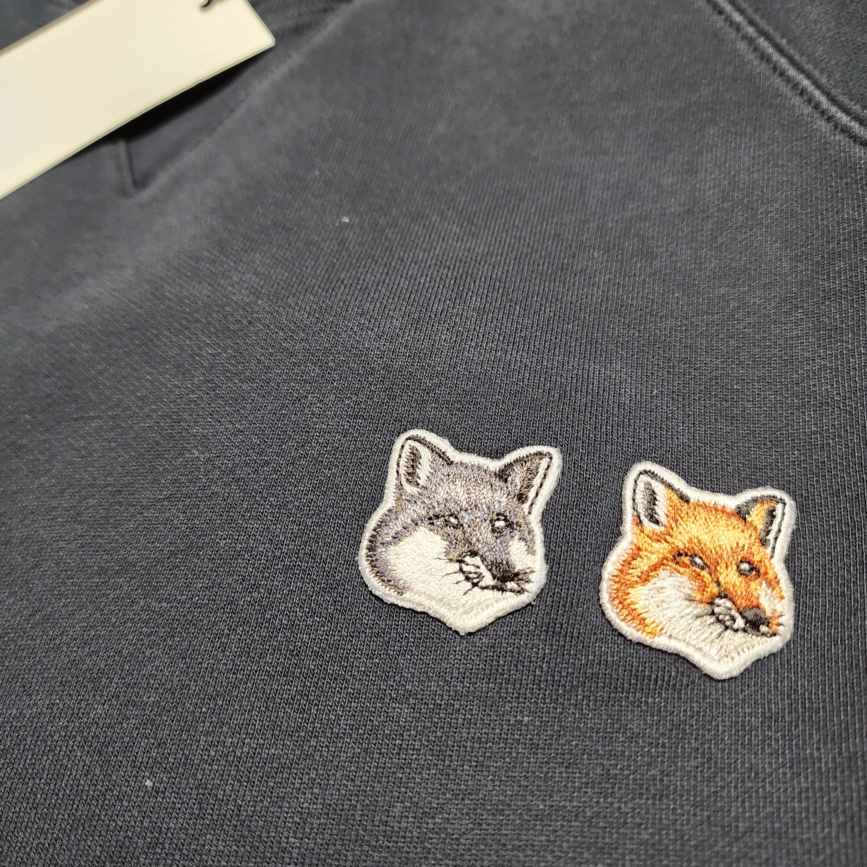 Maison Kitsune Double Fox Head Patch Classic Sweatshirt Anthracite 착용 스타일 - 1