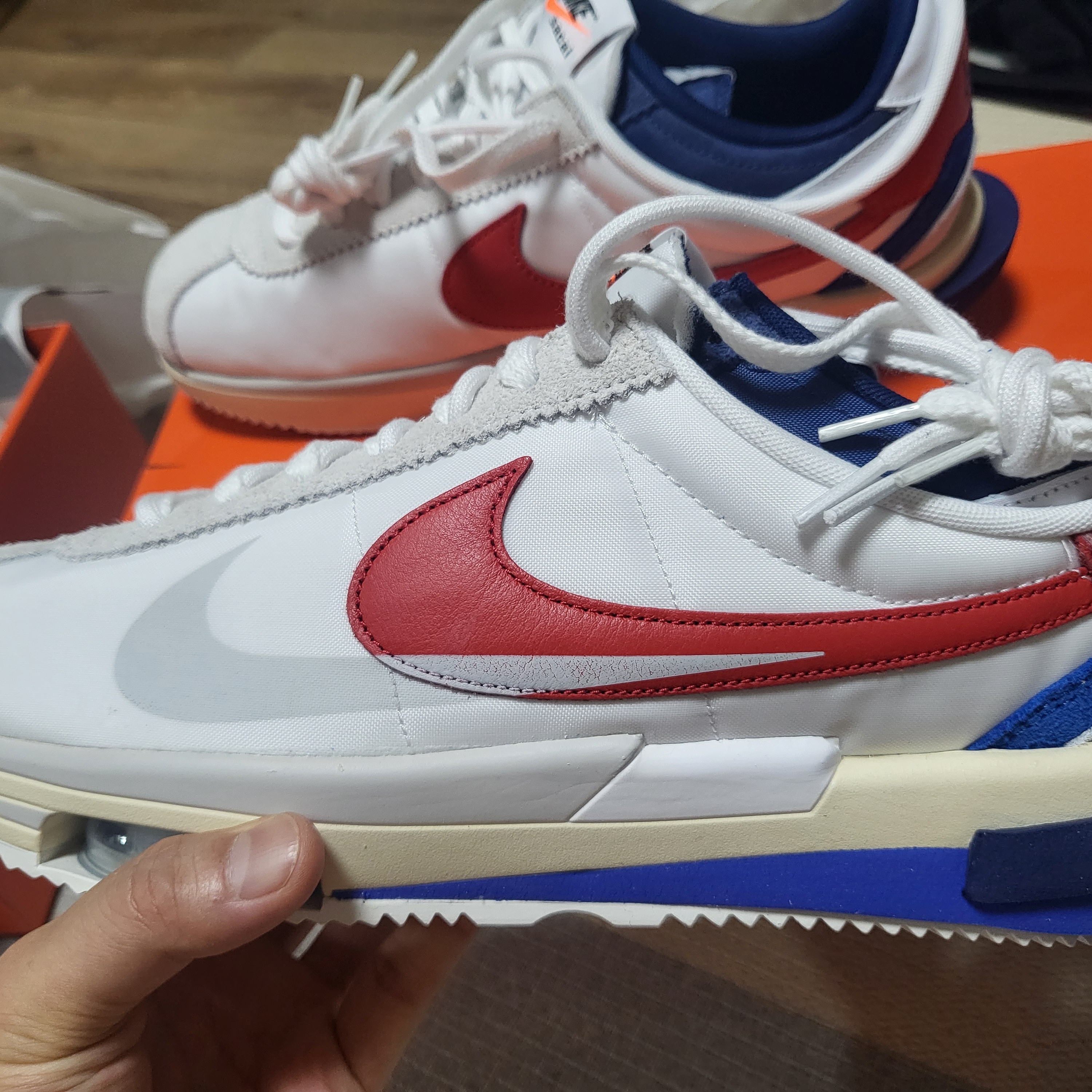 Nike x Sacai Zoom Cortez SP White and University Red 착용 스타일 - 1