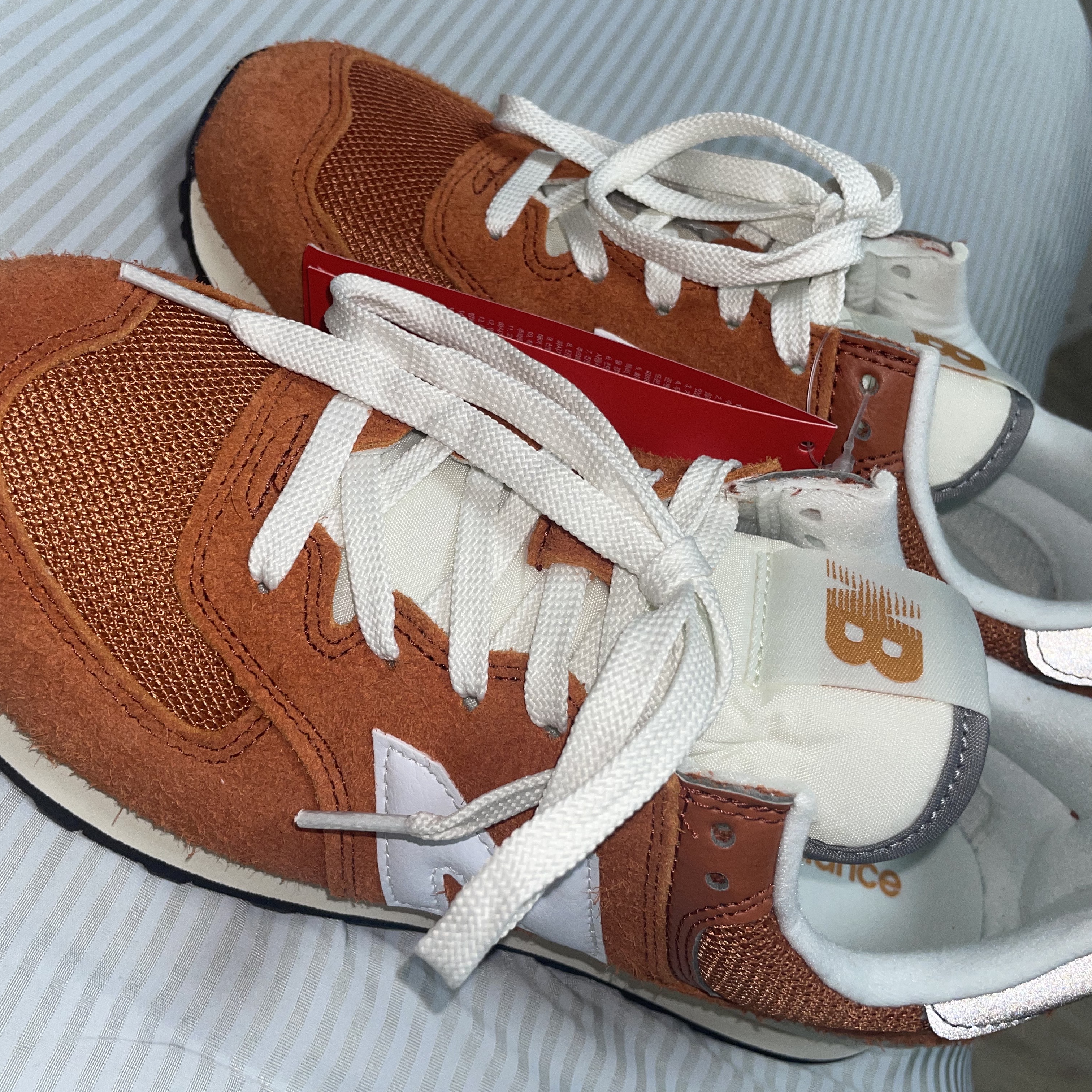 New Balance 574 Heritage Orange Burst White 착용 스타일
