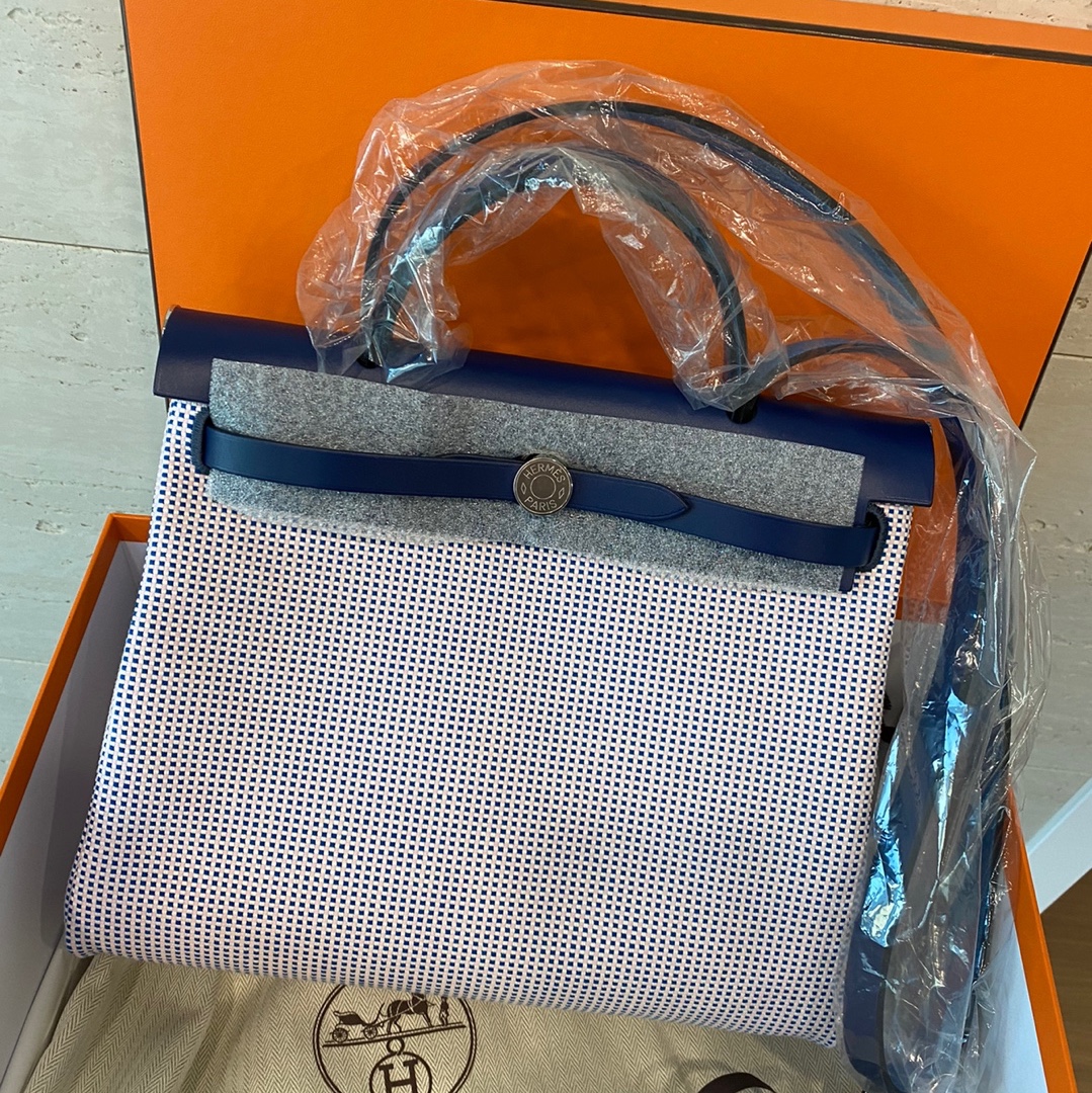 Hermes Herbag Zip 31 Bag Retourne Viking Quadrille Canvas & Palladium Bleu Saphir Ecru Mauve 착용 스타일 - 1