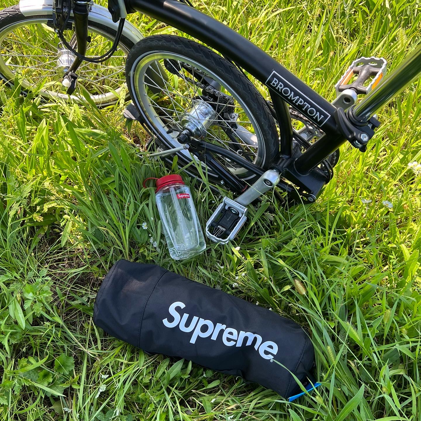 Supreme x Helinox Bench One Black - 22SS, Supreme Nalgene 32 oz. Bottle Red - 20SS 착용 스타일 - 2