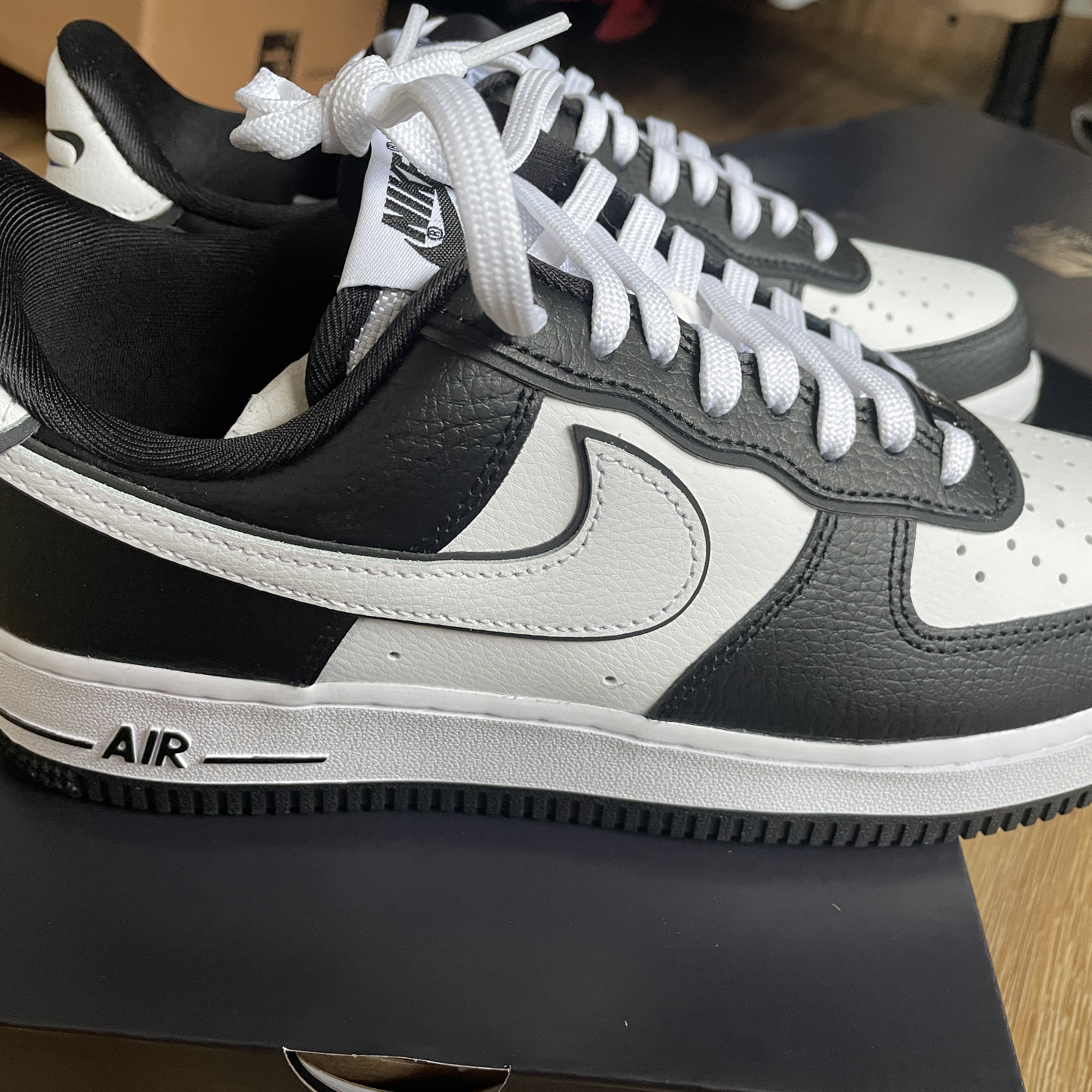 Nike Air Force 1 '07 LV8 White Black 착용 스타일 - 3