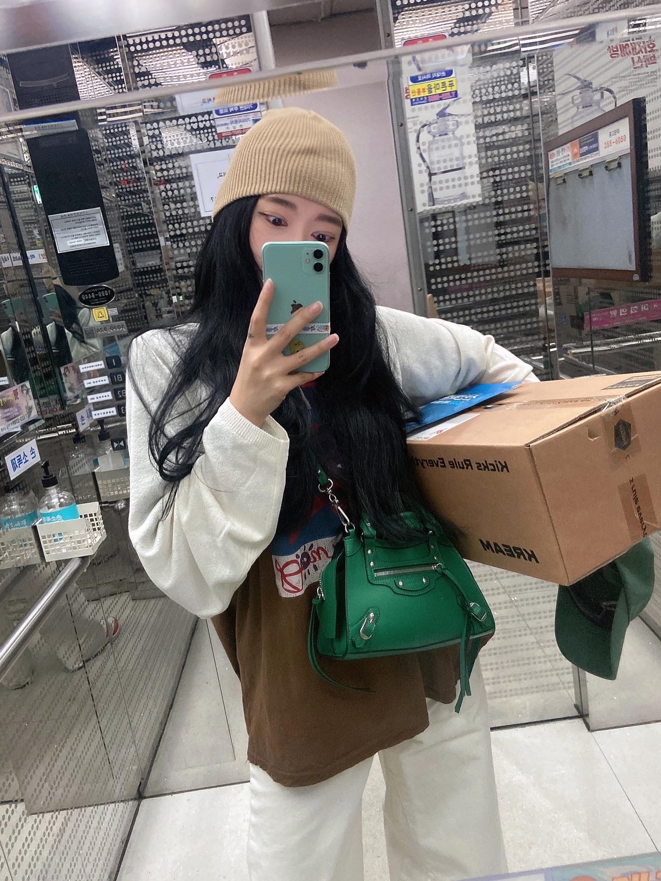 Balenciaga Neo Classic Nano City Bag Black, Jordan 1 Low OG Starfish 착용 스타일 - 1