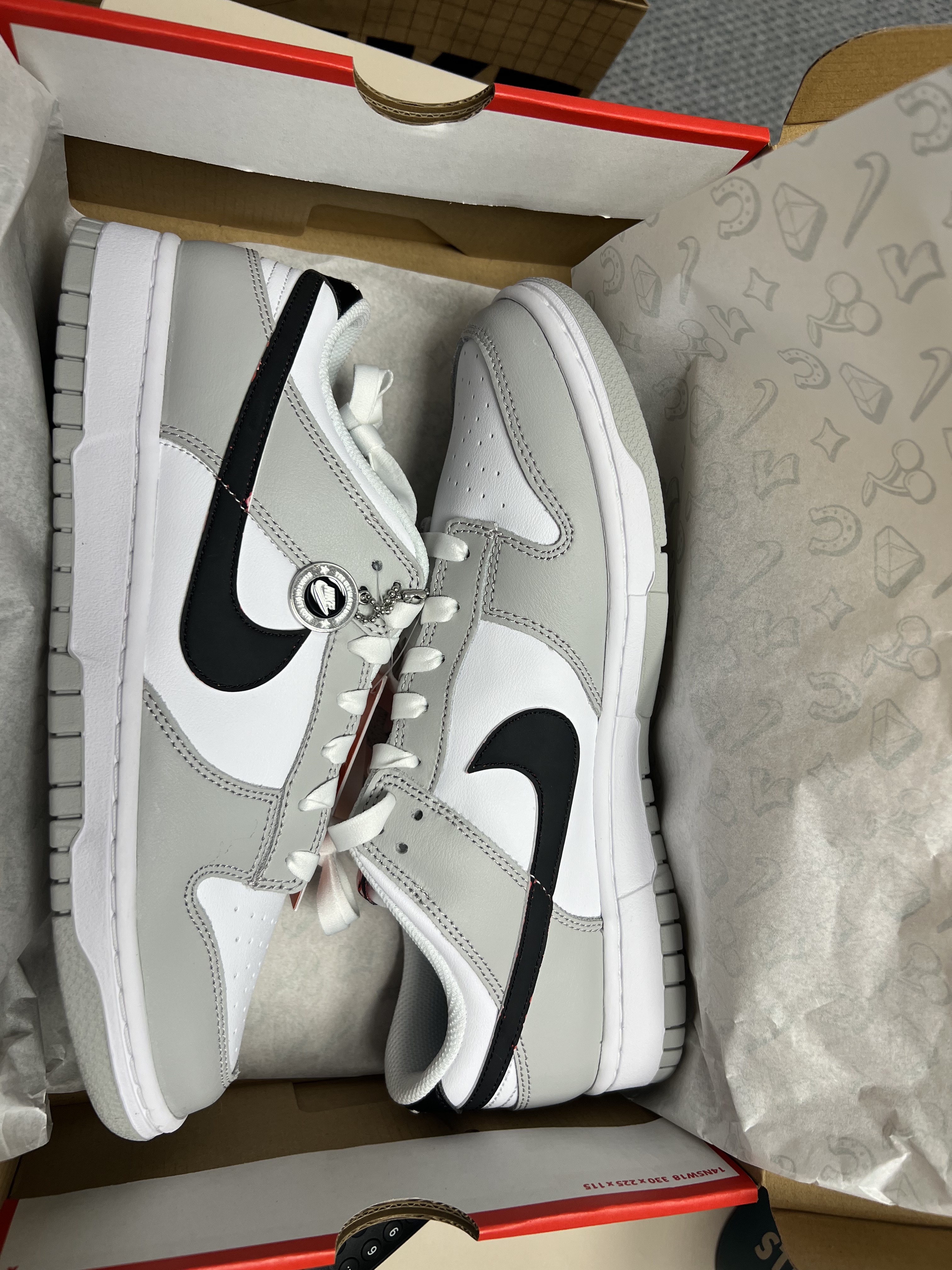 Nike x Supreme Air Force 1 Low White, Nike Dunk Low Retro SE Jackpot Grey Fog 착용 스타일 - 2