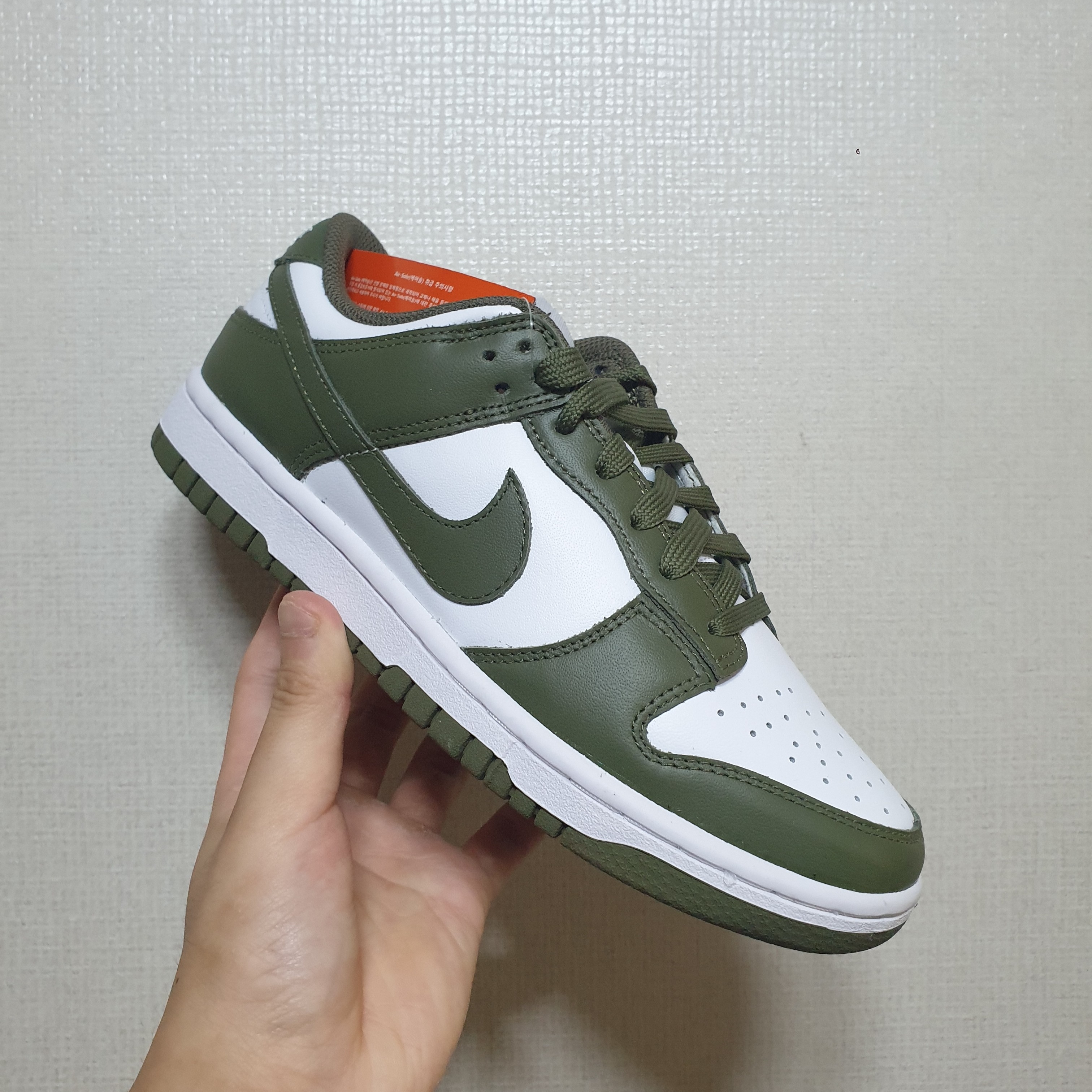 (W) Nike Dunk Low Medium Olive 착용 스타일 - 1
